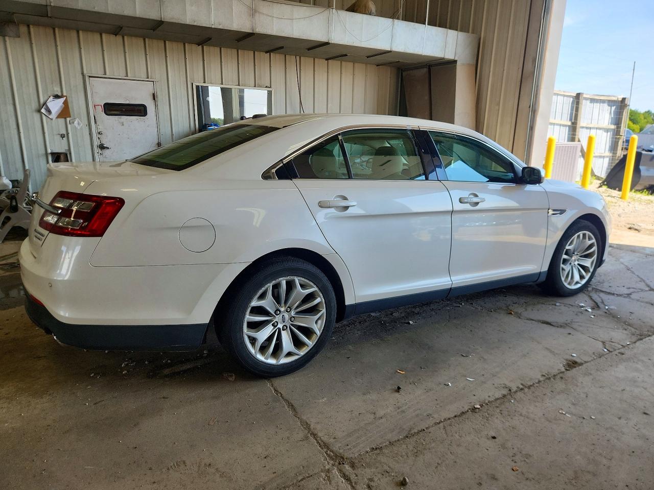 2015 Ford Taurus Limited White vin: 1FAHP2F85FG139151