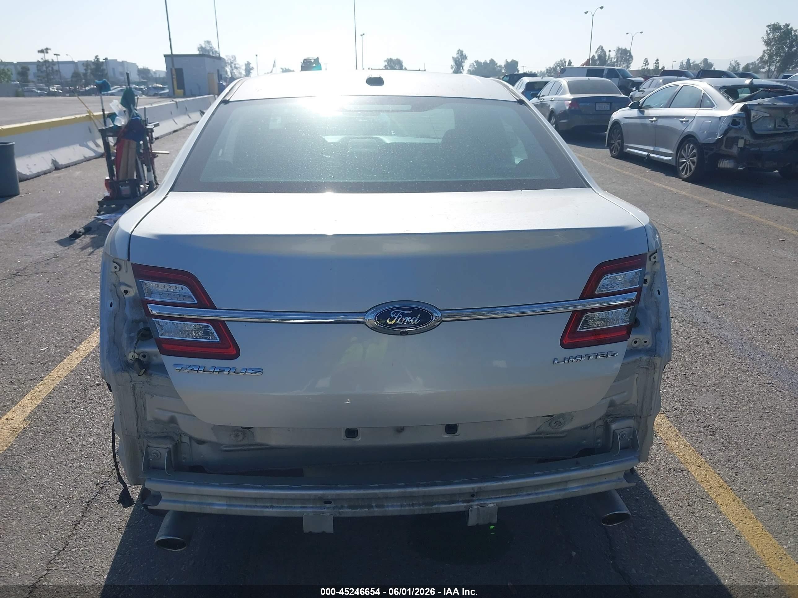 2015 Ford Taurus Limited Серебряный vin: 1FAHP2F85FG144530