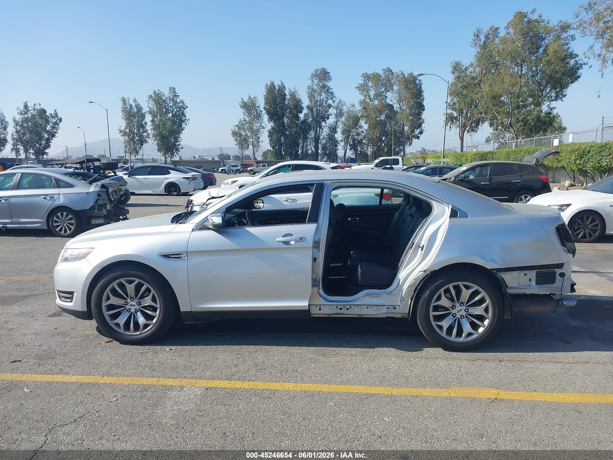 2015 Ford Taurus Limited Серебряный vin: 1FAHP2F85FG144530