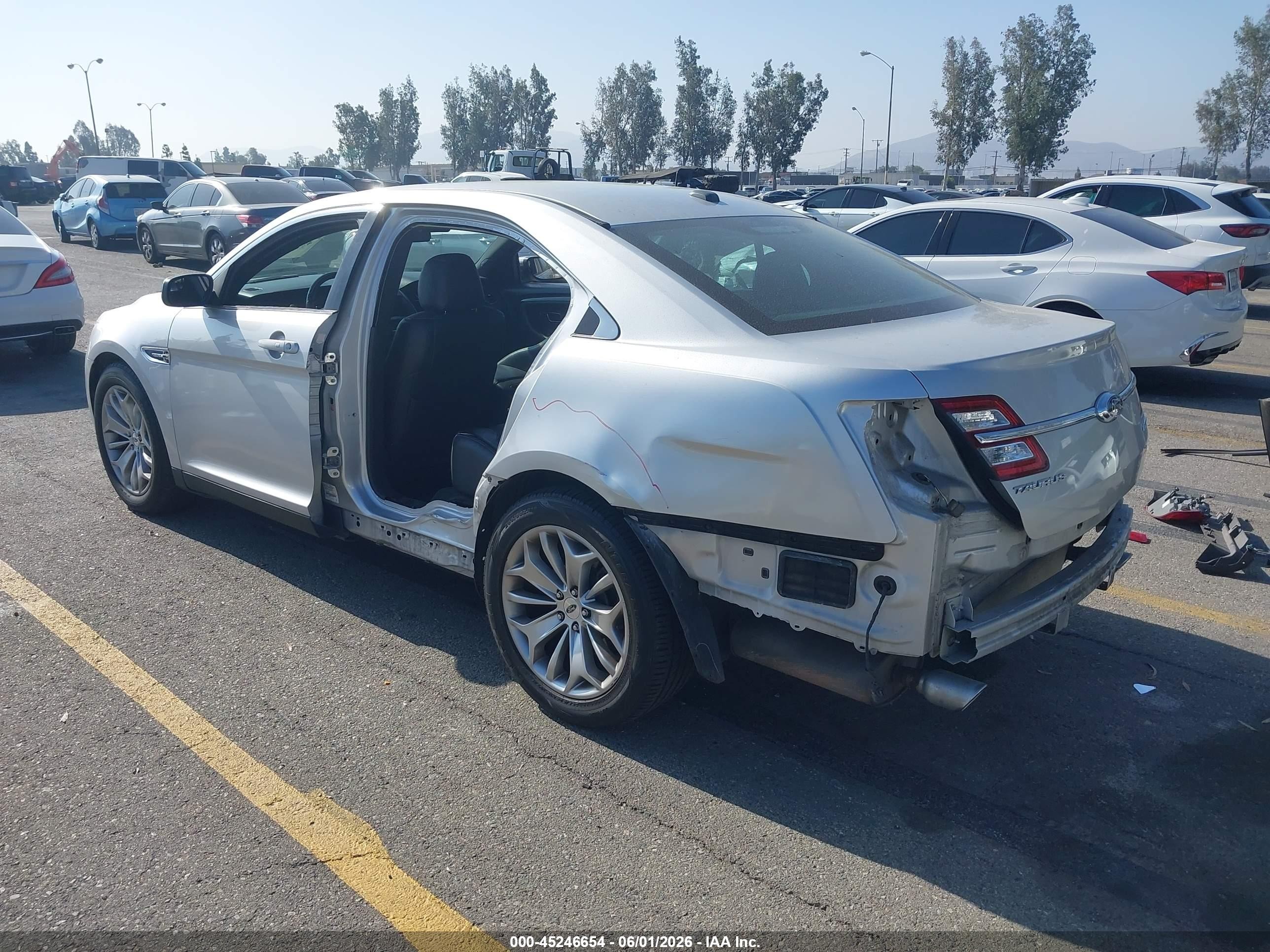 2015 Ford Taurus Limited Серебряный vin: 1FAHP2F85FG144530