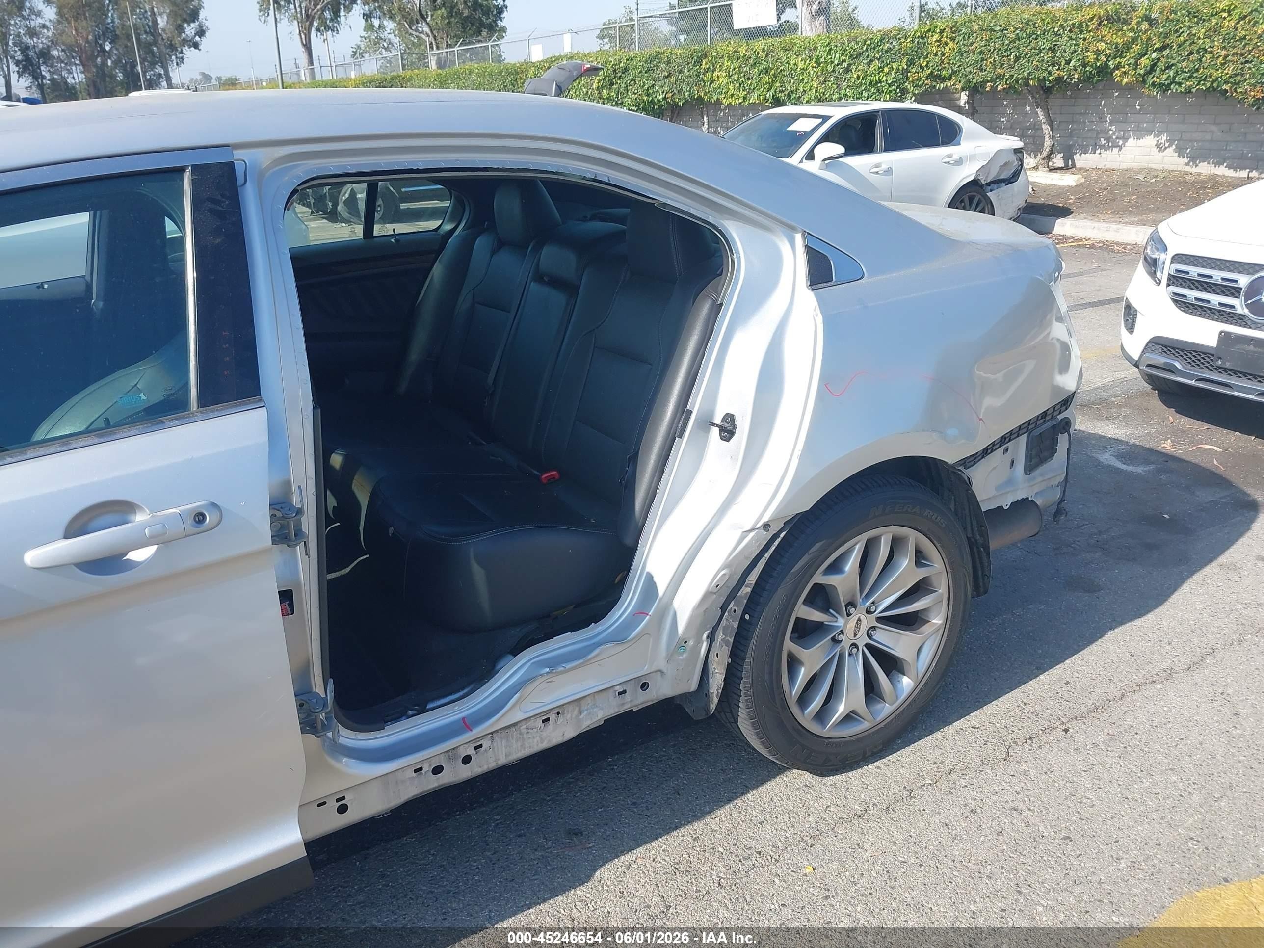 2015 Ford Taurus Limited Серебряный vin: 1FAHP2F85FG144530