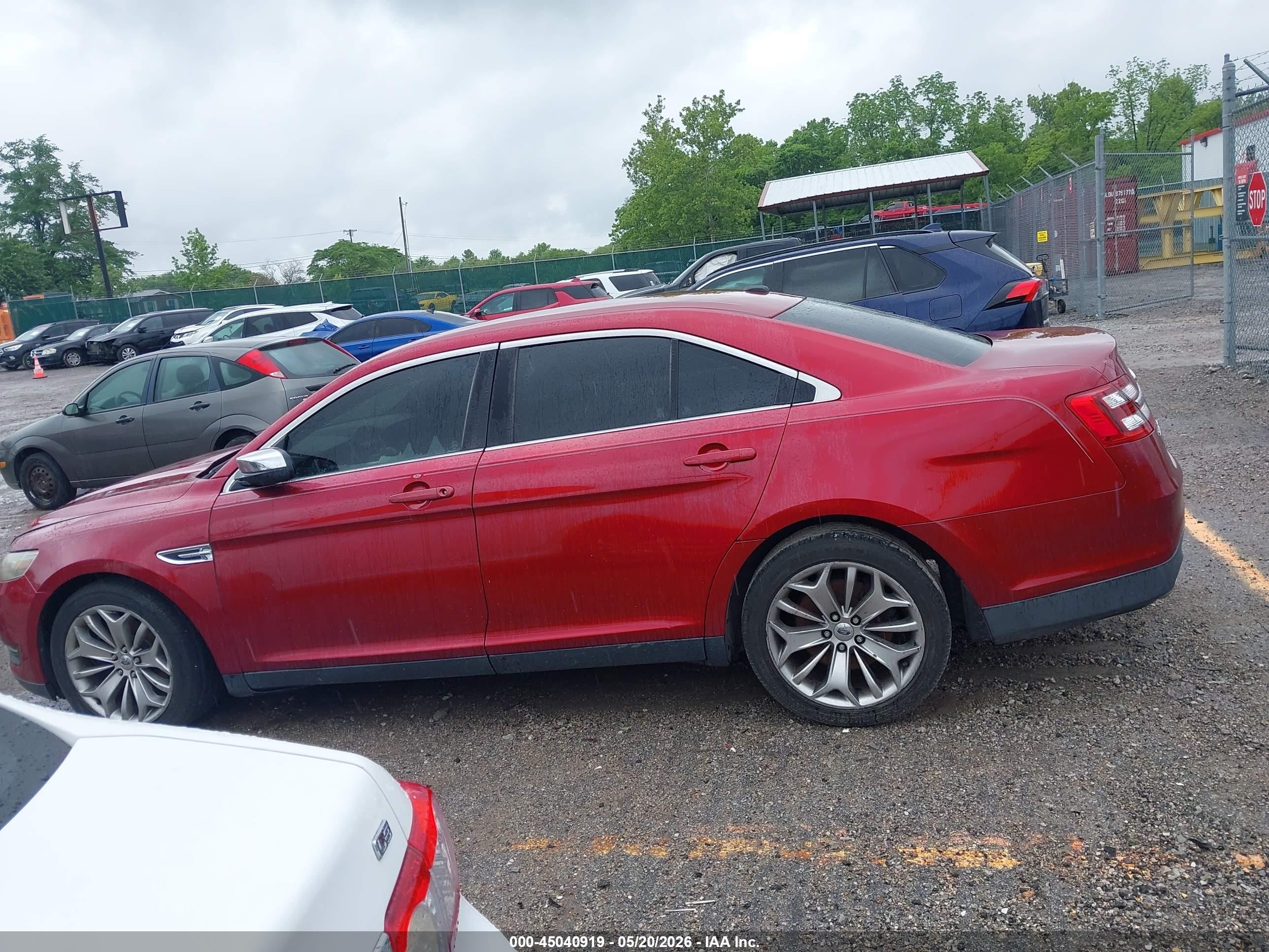 2013 Ford Taurus Limited Red vin: 1FAHP2F86DG100680