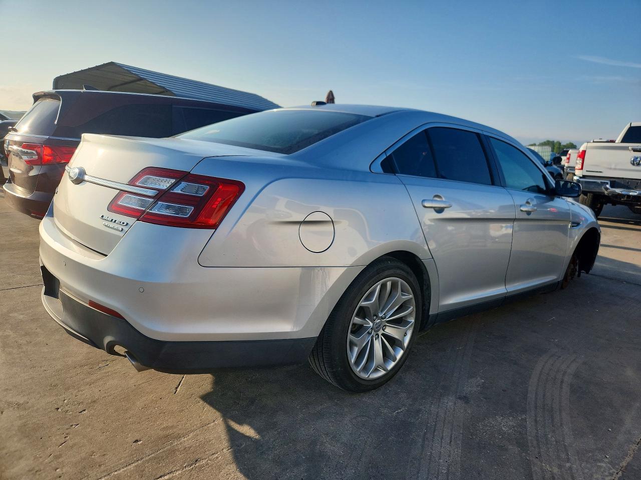 2013 Ford Taurus Limited Серебряный vin: 1FAHP2F86DG216638