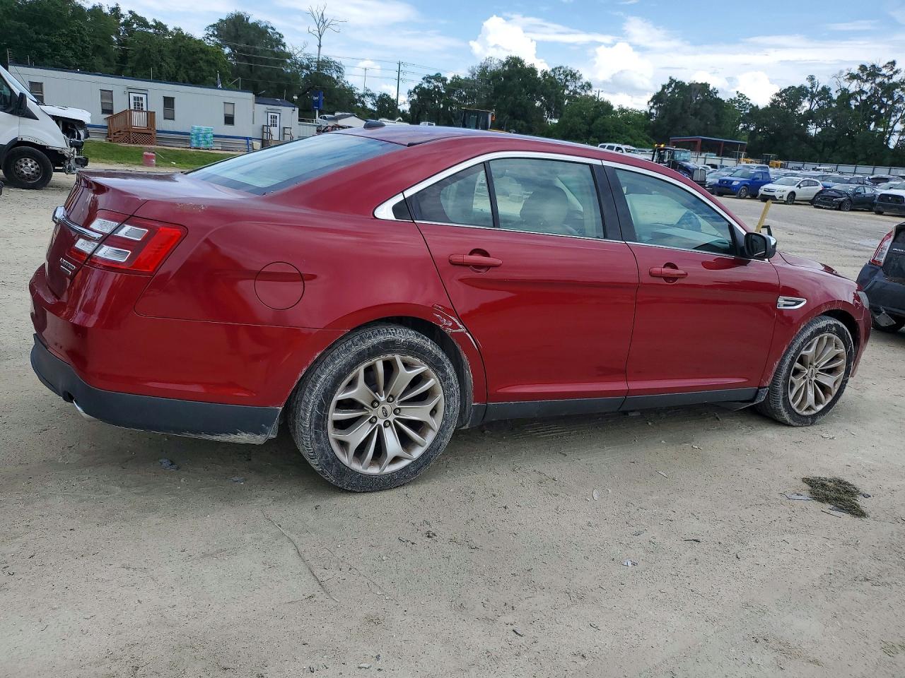 2017 Ford Taurus Limited Red vin: 1FAHP2F89HG108584