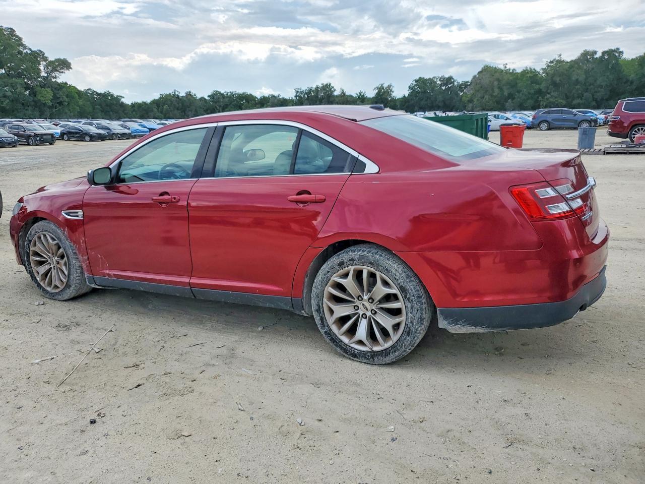 2017 Ford Taurus Limited Red vin: 1FAHP2F89HG108584