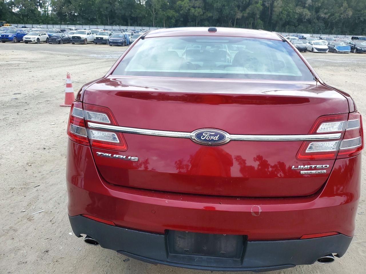 2017 Ford Taurus Limited Red vin: 1FAHP2F89HG108584