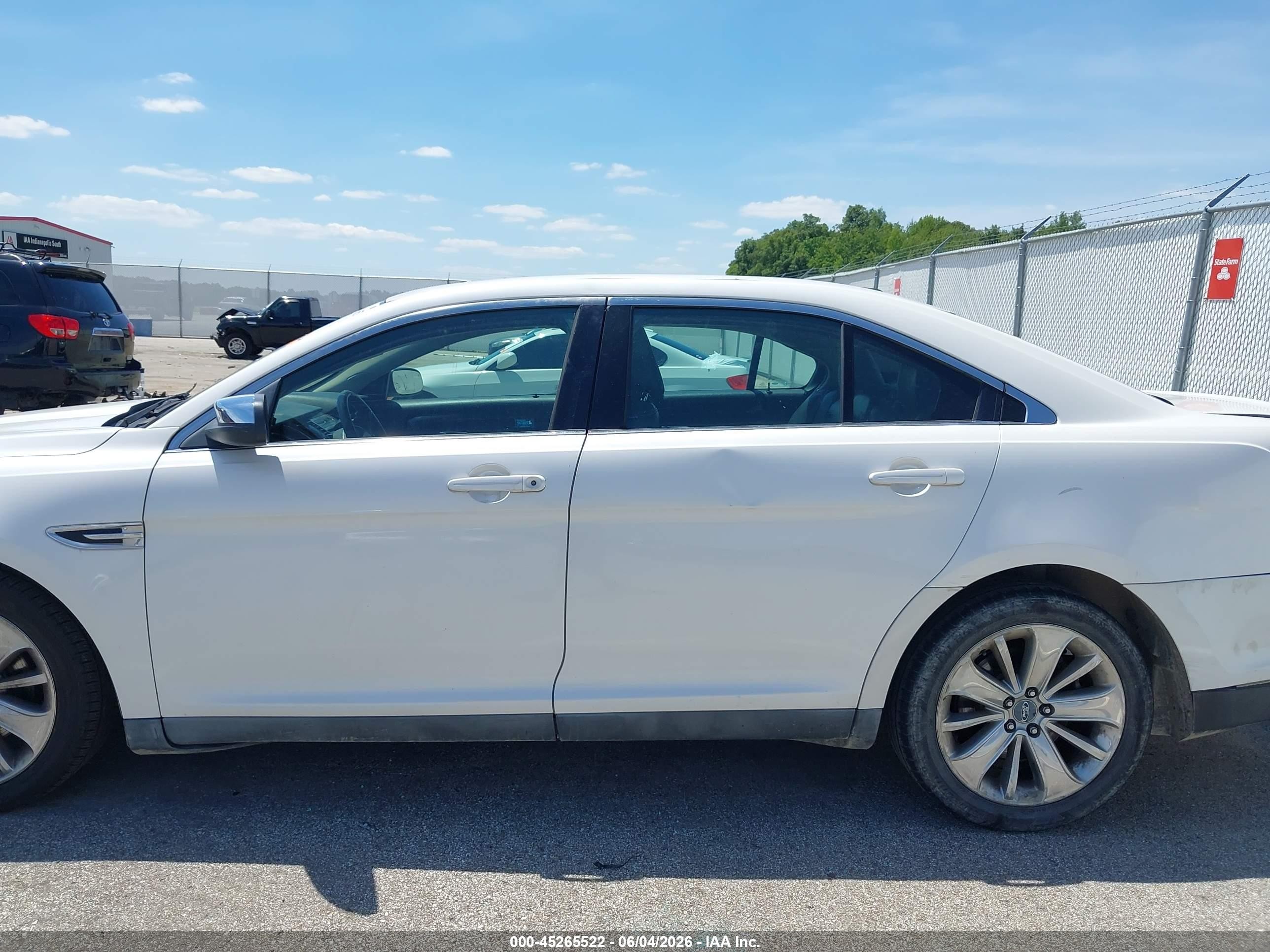 2010 Ford Taurus Limited Белый vin: 1FAHP2FW0AG145611