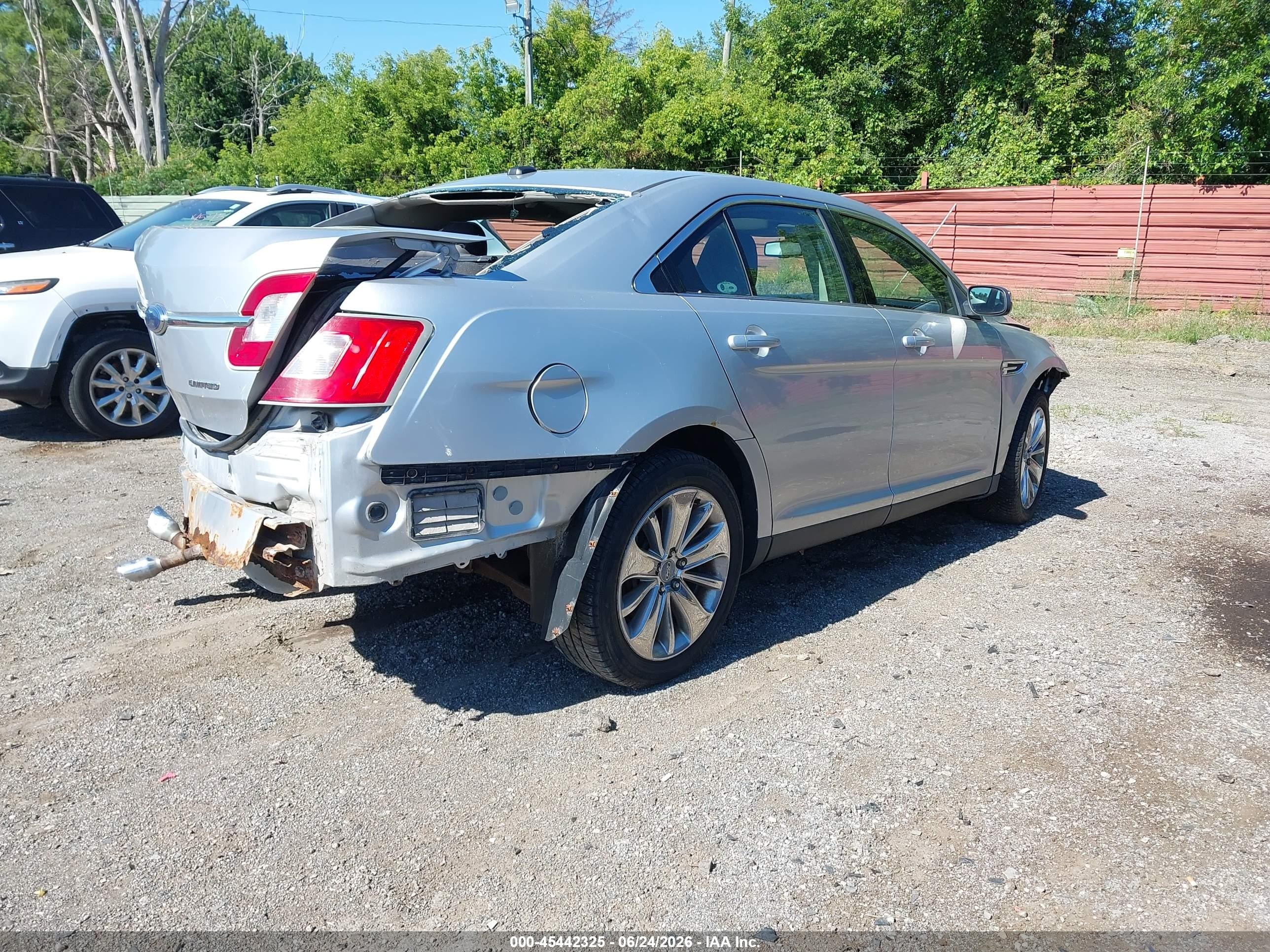 2010 Ford Taurus Limited Silver vin: 1FAHP2FW4AG118251