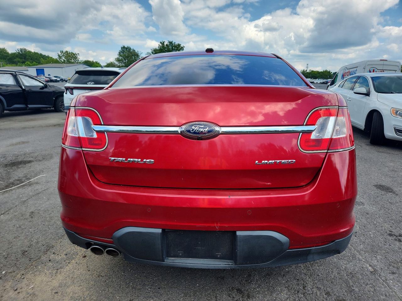2010 Ford Taurus Limited Red vin: 1FAHP2FW4AG137608