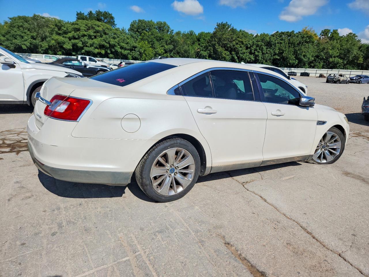 2010 Ford Taurus Limited White vin: 1FAHP2FW4AG138564