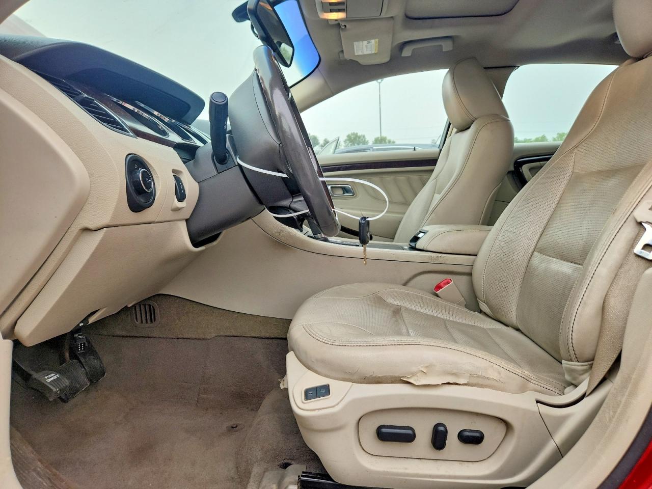 2011 Ford Taurus Limited Red vin: 1FAHP2FW9BG102113