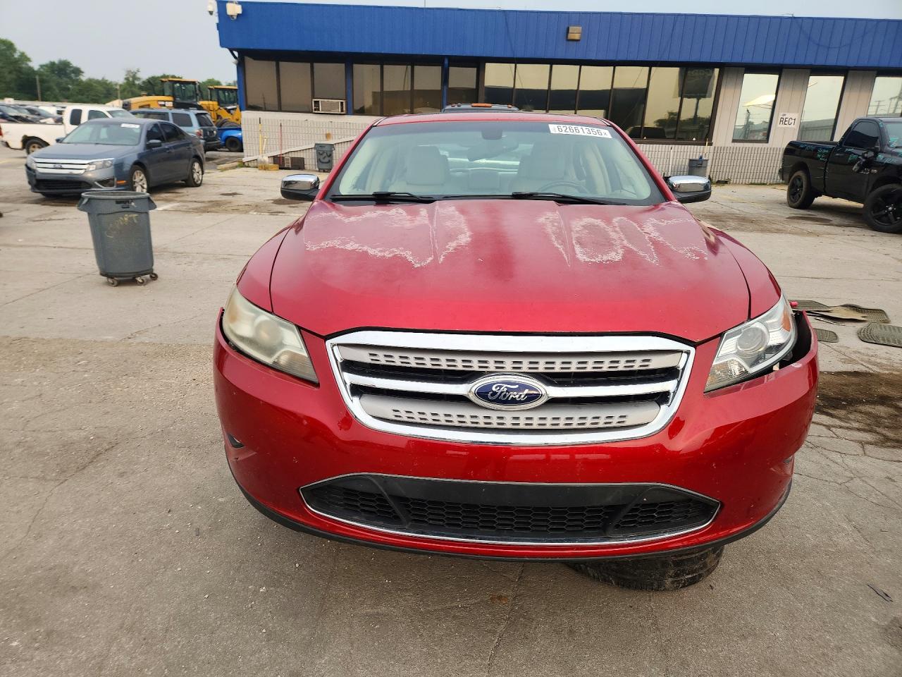 2011 Ford Taurus Limited Red vin: 1FAHP2FW9BG102113