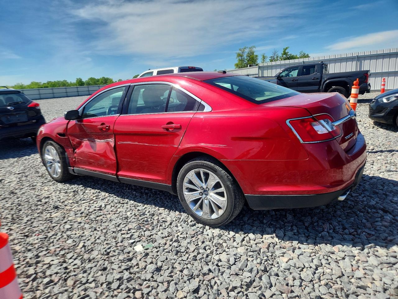 2011 Ford Taurus Limited Red vin: 1FAHP2FWXBG132155