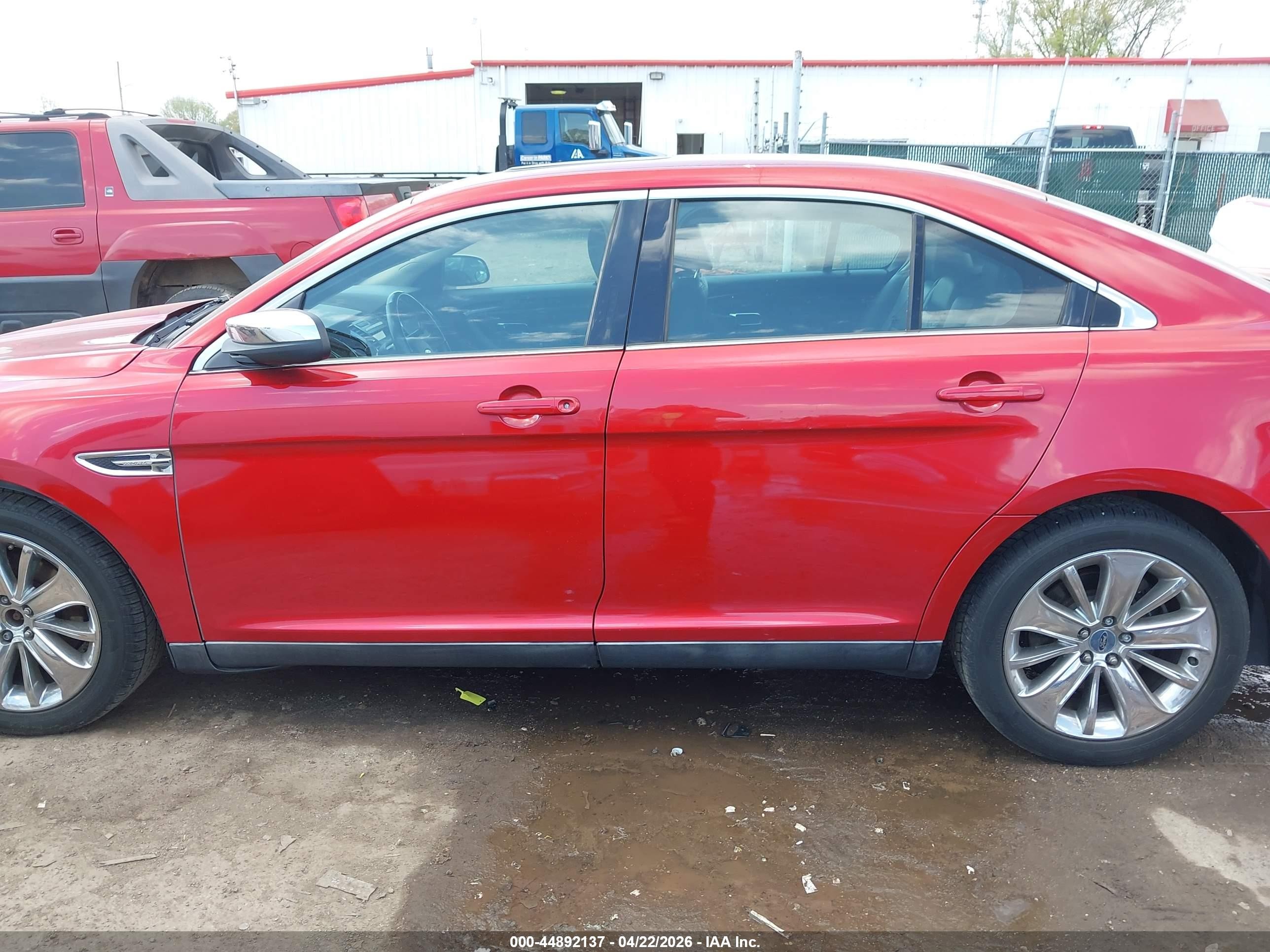 2010 Ford Taurus Limited Красный vin: 1FAHP2JW7AG149808
