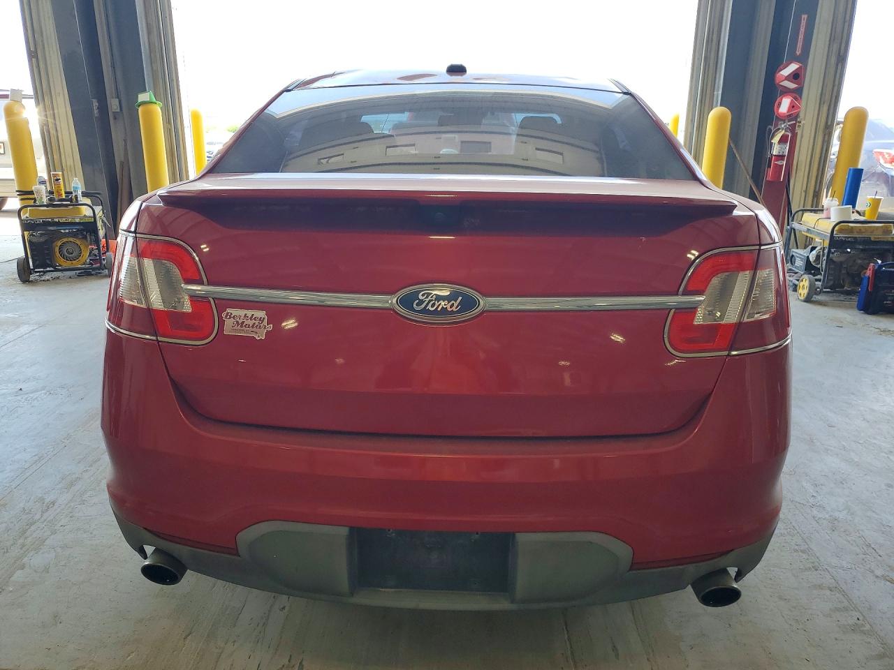 2011 Ford Taurus Sho Red vin: 1FAHP2KT0BG140891