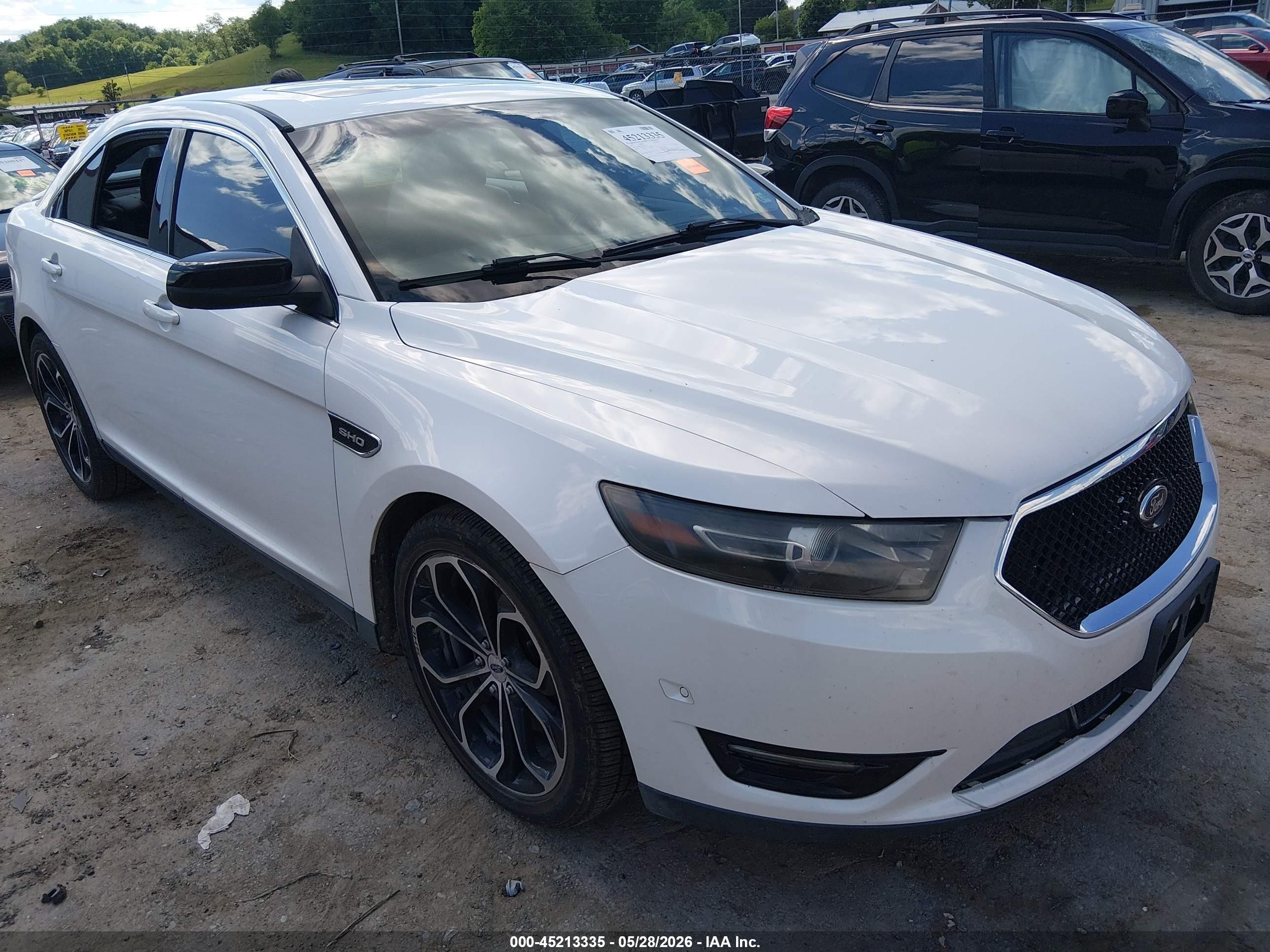 2015 Ford Taurus Sho White vin: 1FAHP2KT1FG110112
