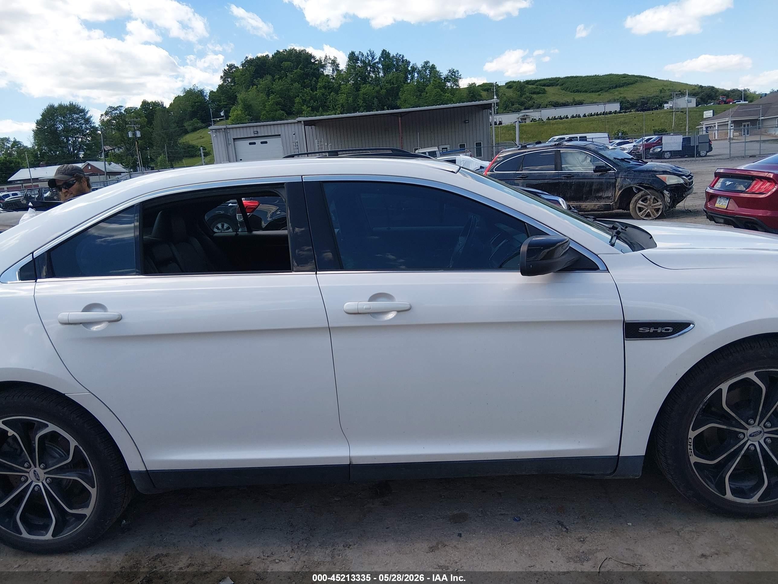 2015 Ford Taurus Sho White vin: 1FAHP2KT1FG110112