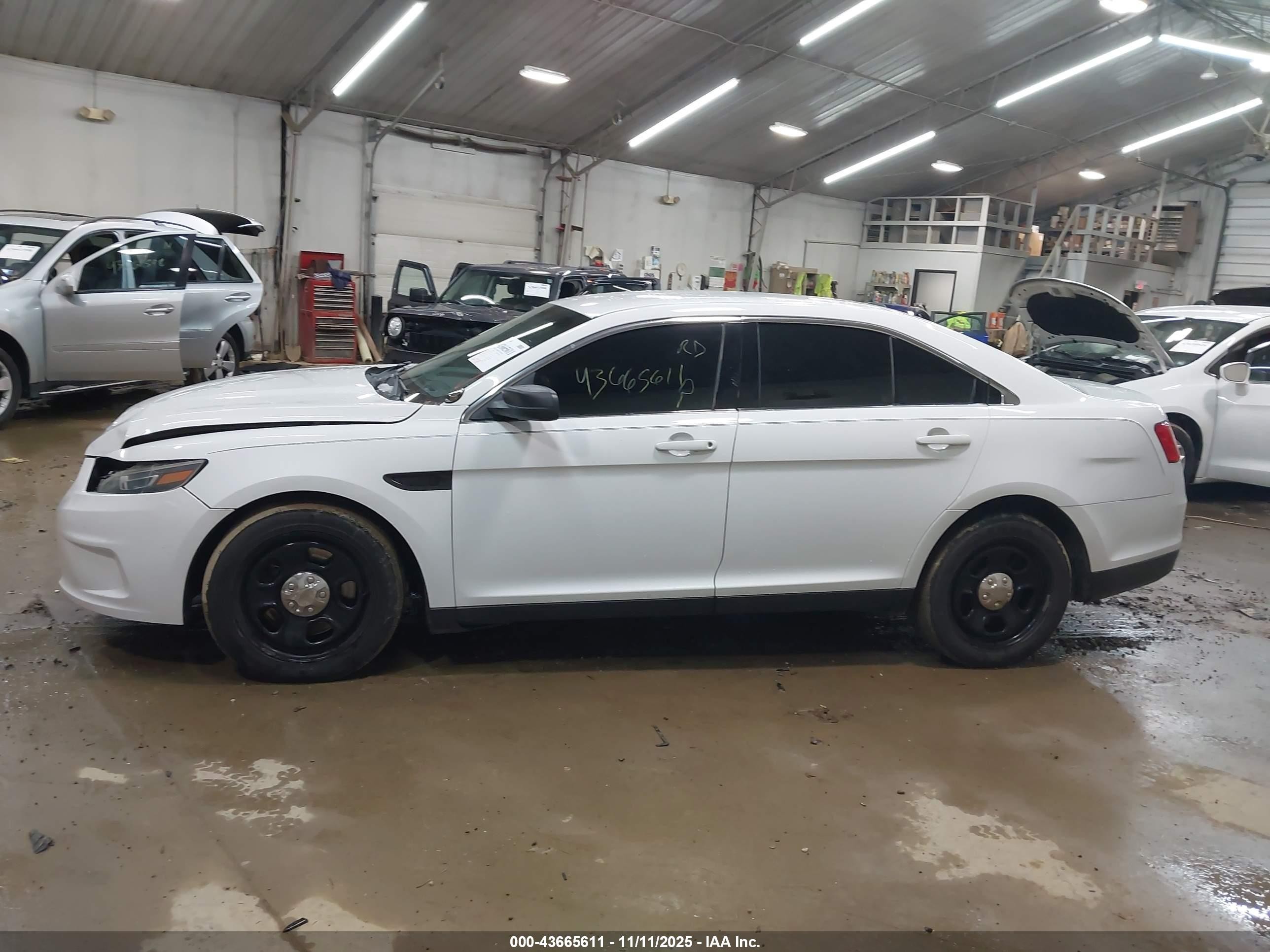 2015 Ford Police Interceptor   Белый vin: 1FAHP2MK1FG133779