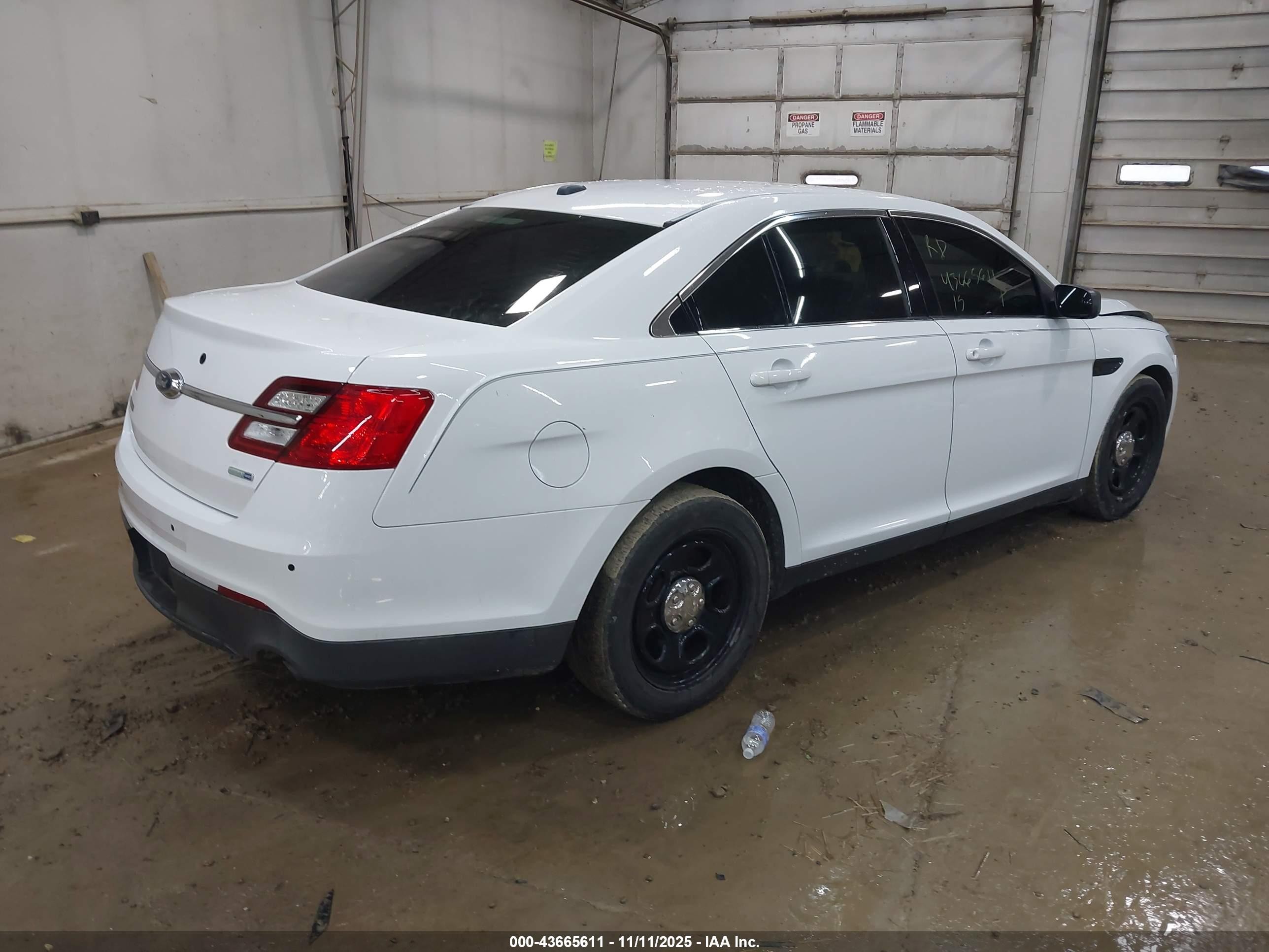 2015 Ford Police Interceptor   Белый vin: 1FAHP2MK1FG133779