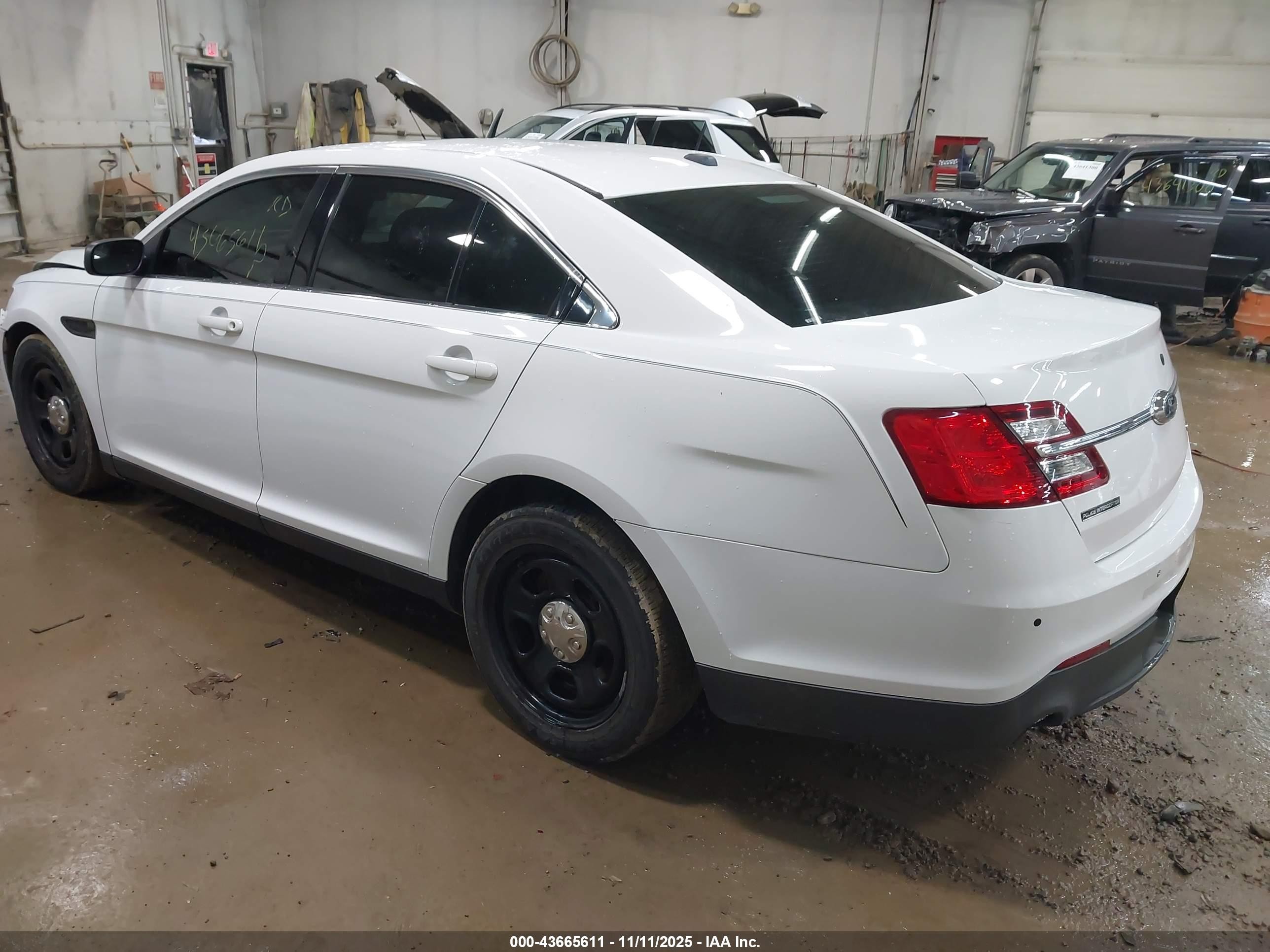 2015 Ford Police Interceptor   Белый vin: 1FAHP2MK1FG133779
