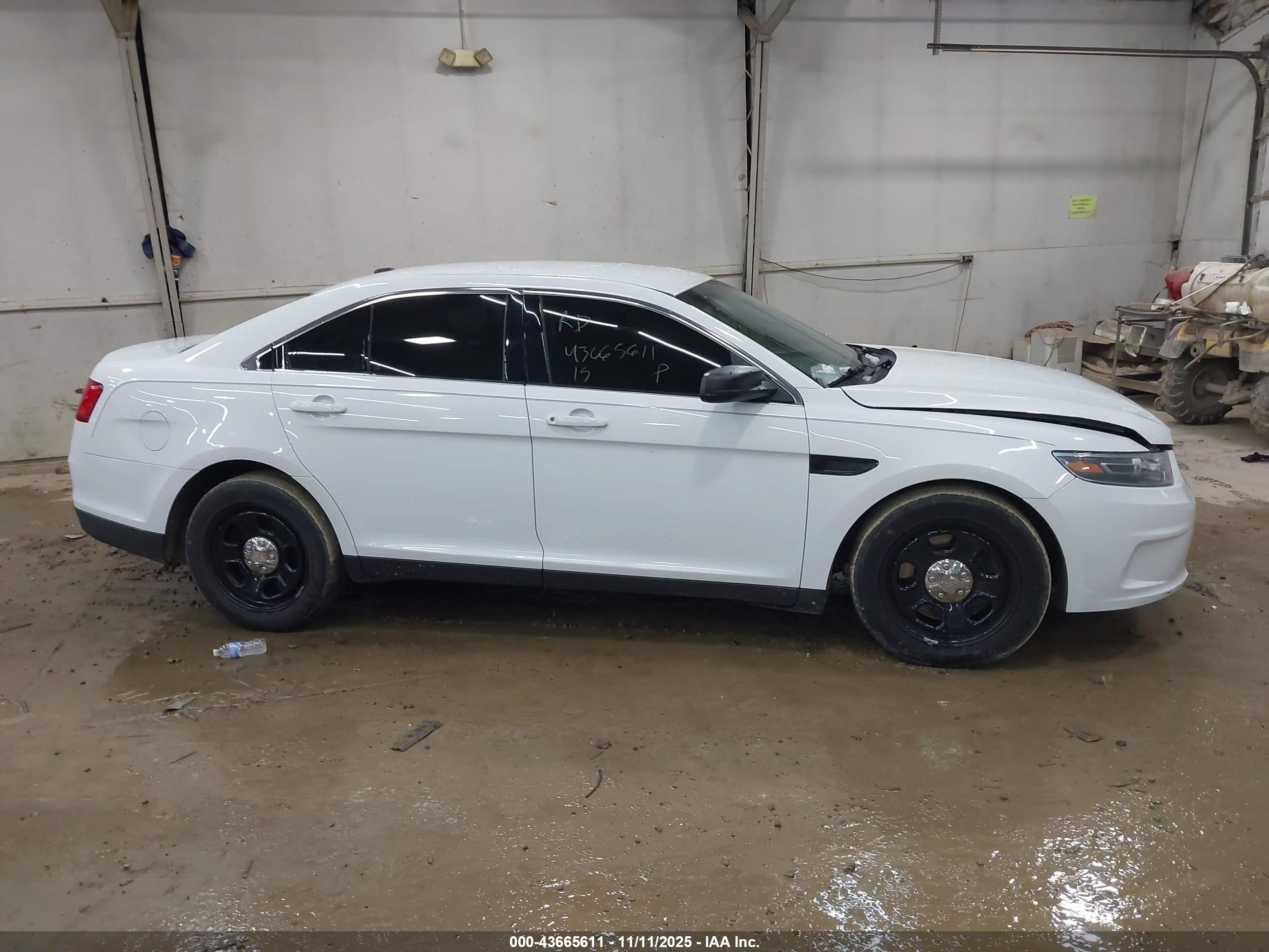 2015 Ford Police Interceptor   Белый vin: 1FAHP2MK1FG133779