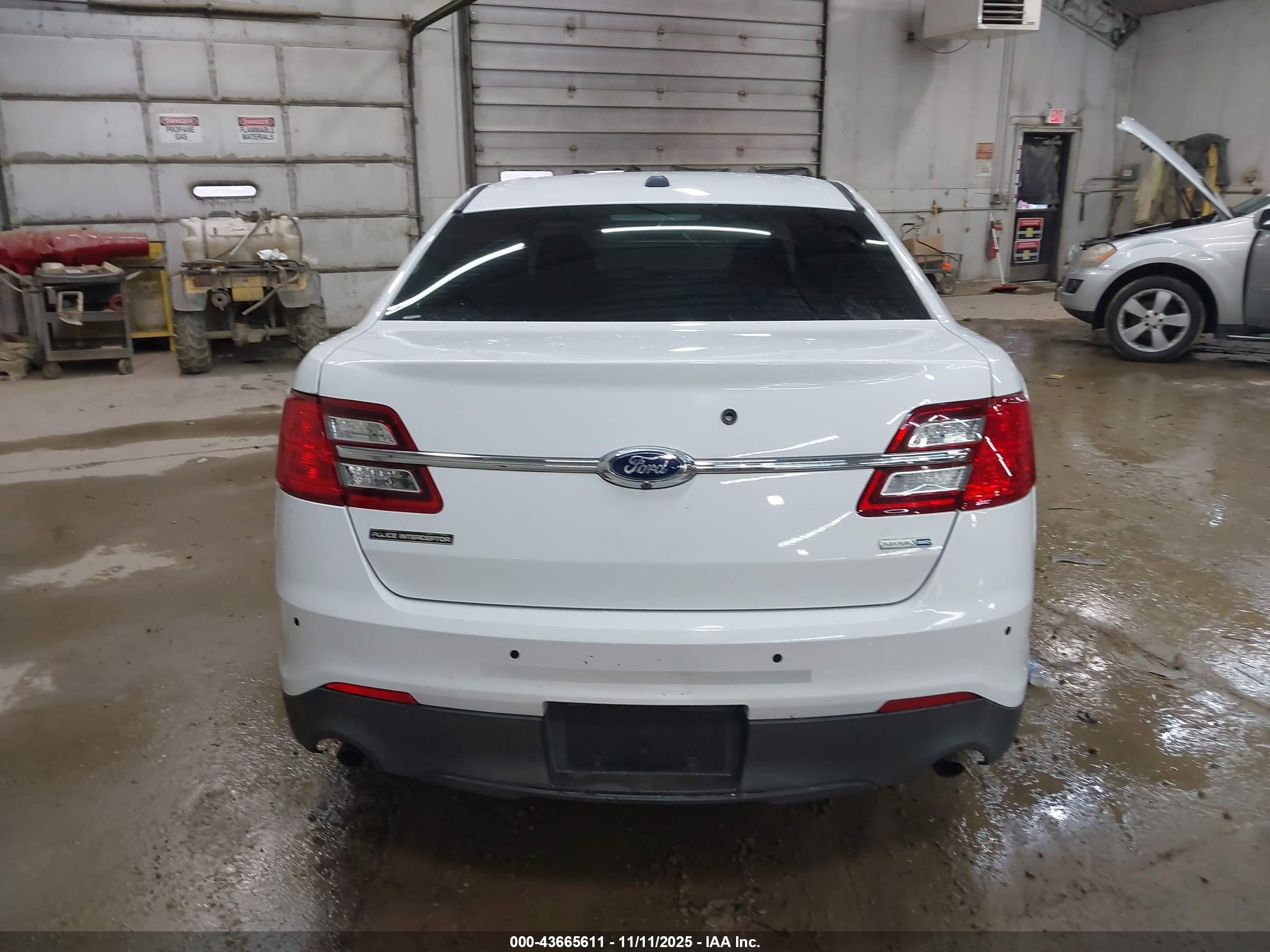 2015 Ford Police Interceptor   Белый vin: 1FAHP2MK1FG133779