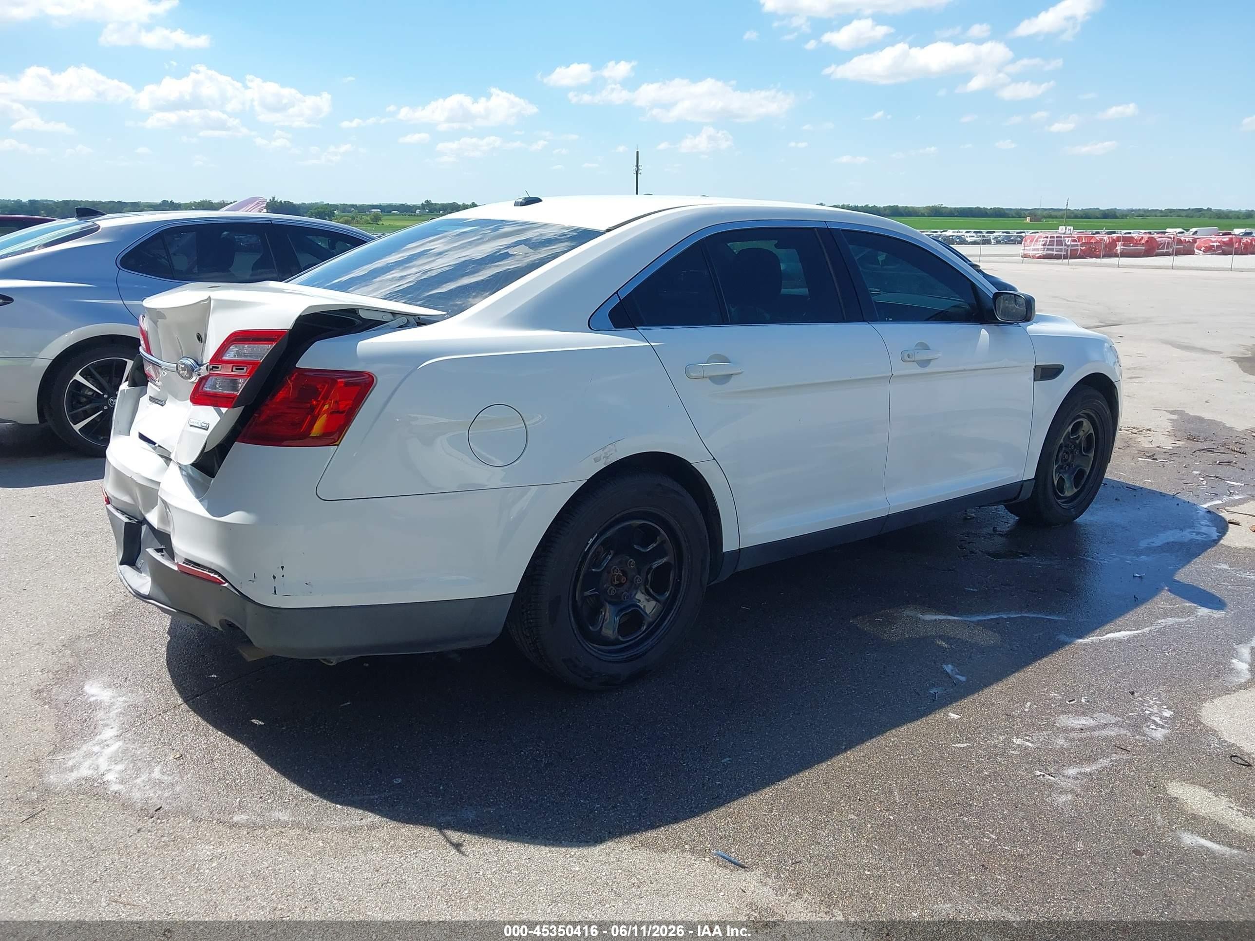 2014 Ford Police Interceptor   Белый vin: 1FAHP2MKXEG166472