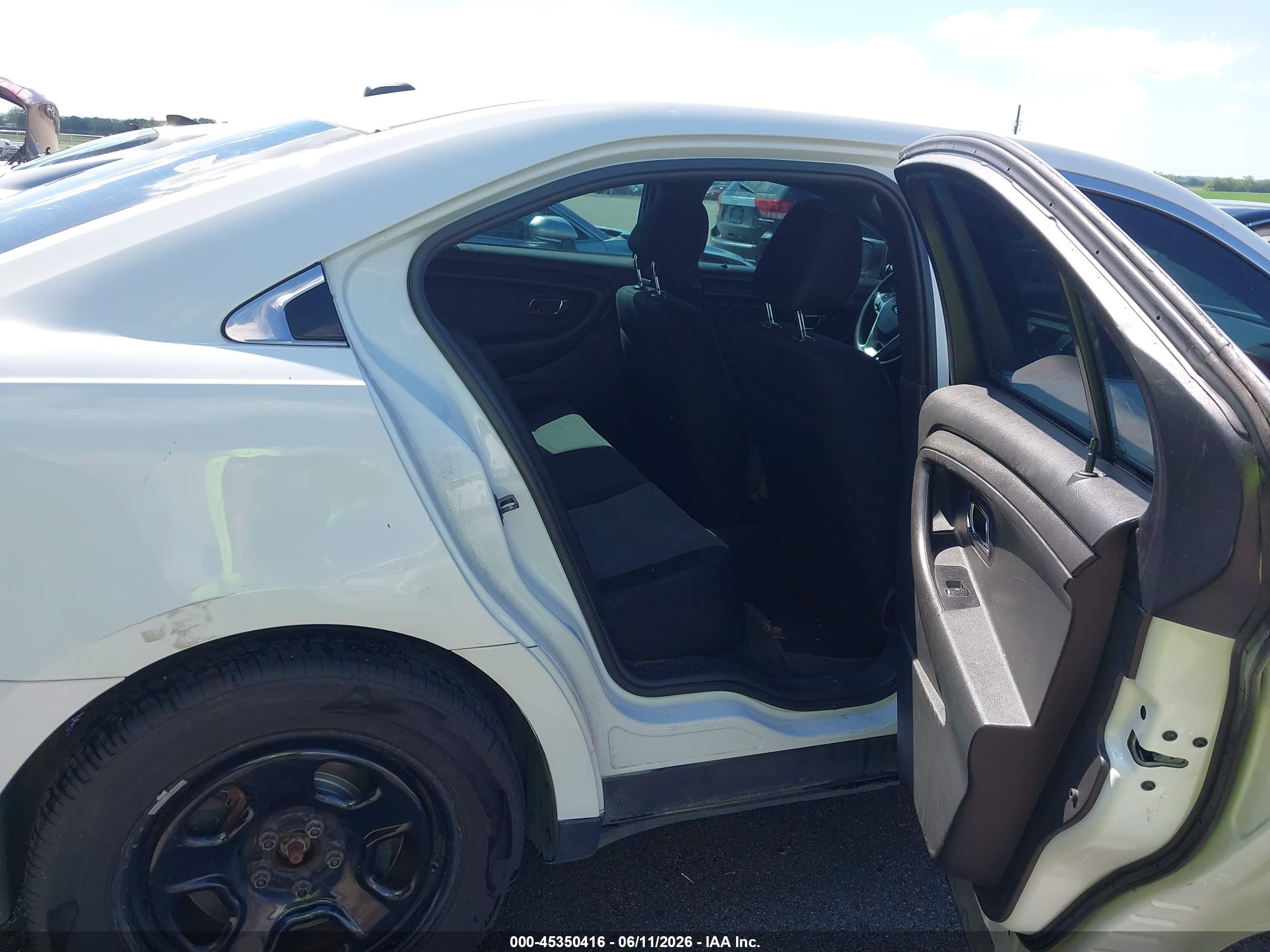 2014 Ford Police Interceptor   Белый vin: 1FAHP2MKXEG166472