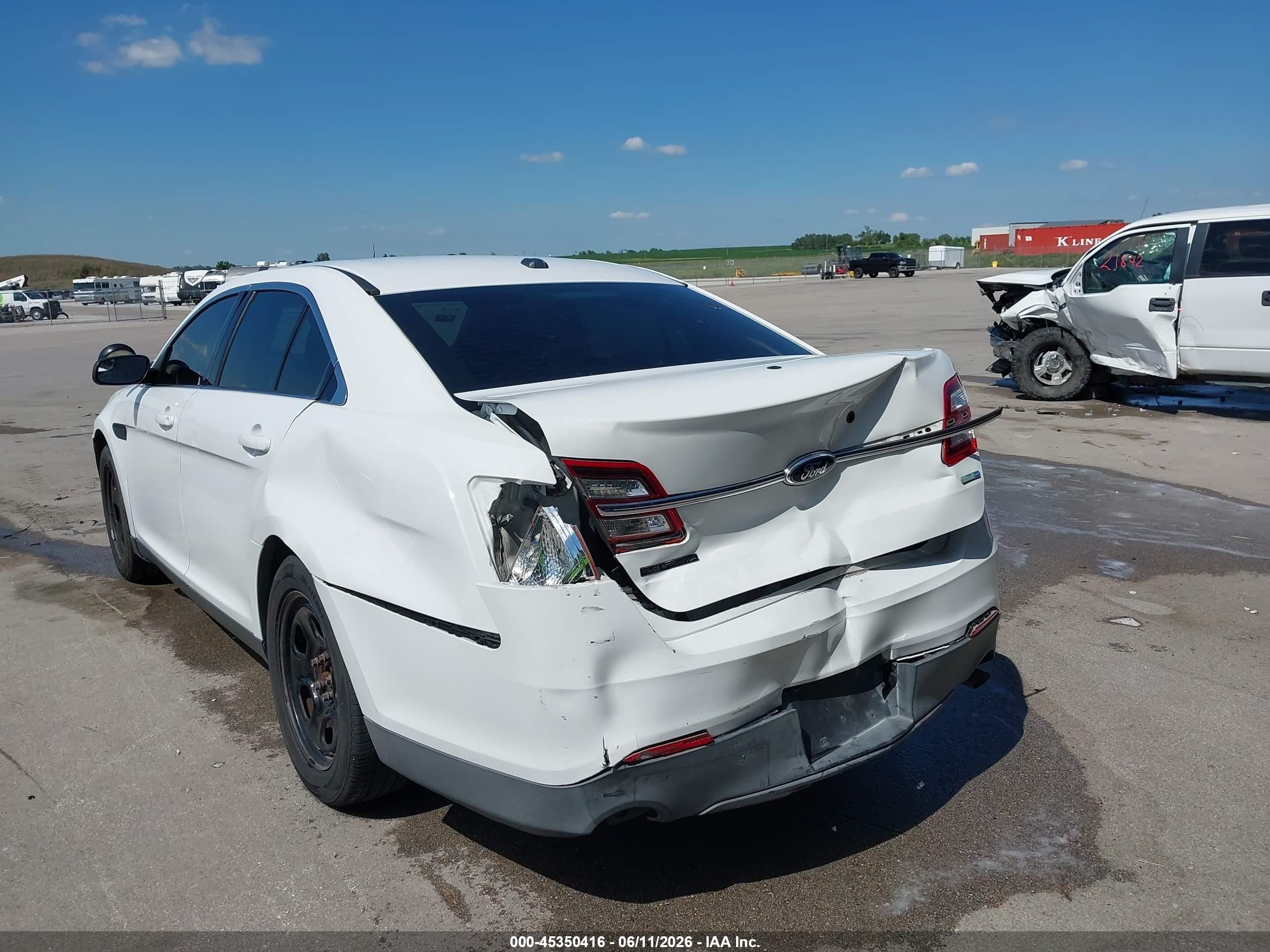 2014 Ford Police Interceptor   Белый vin: 1FAHP2MKXEG166472