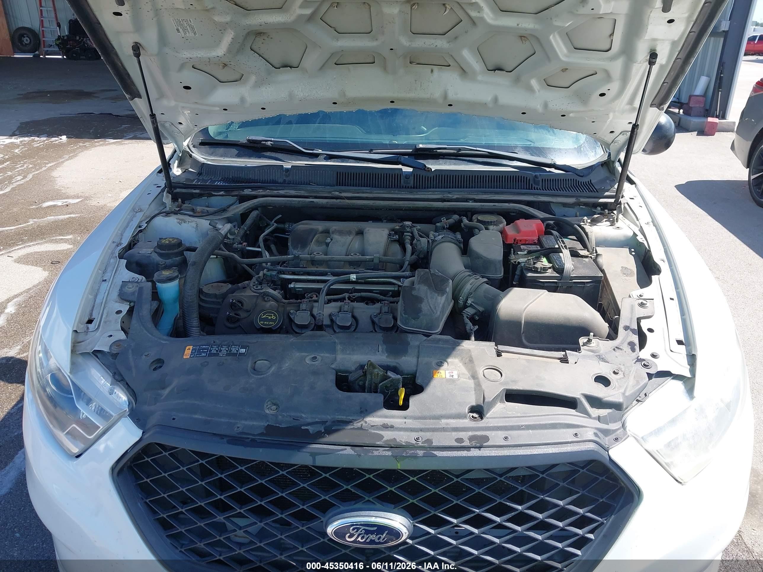 2014 Ford Police Interceptor   Белый vin: 1FAHP2MKXEG166472