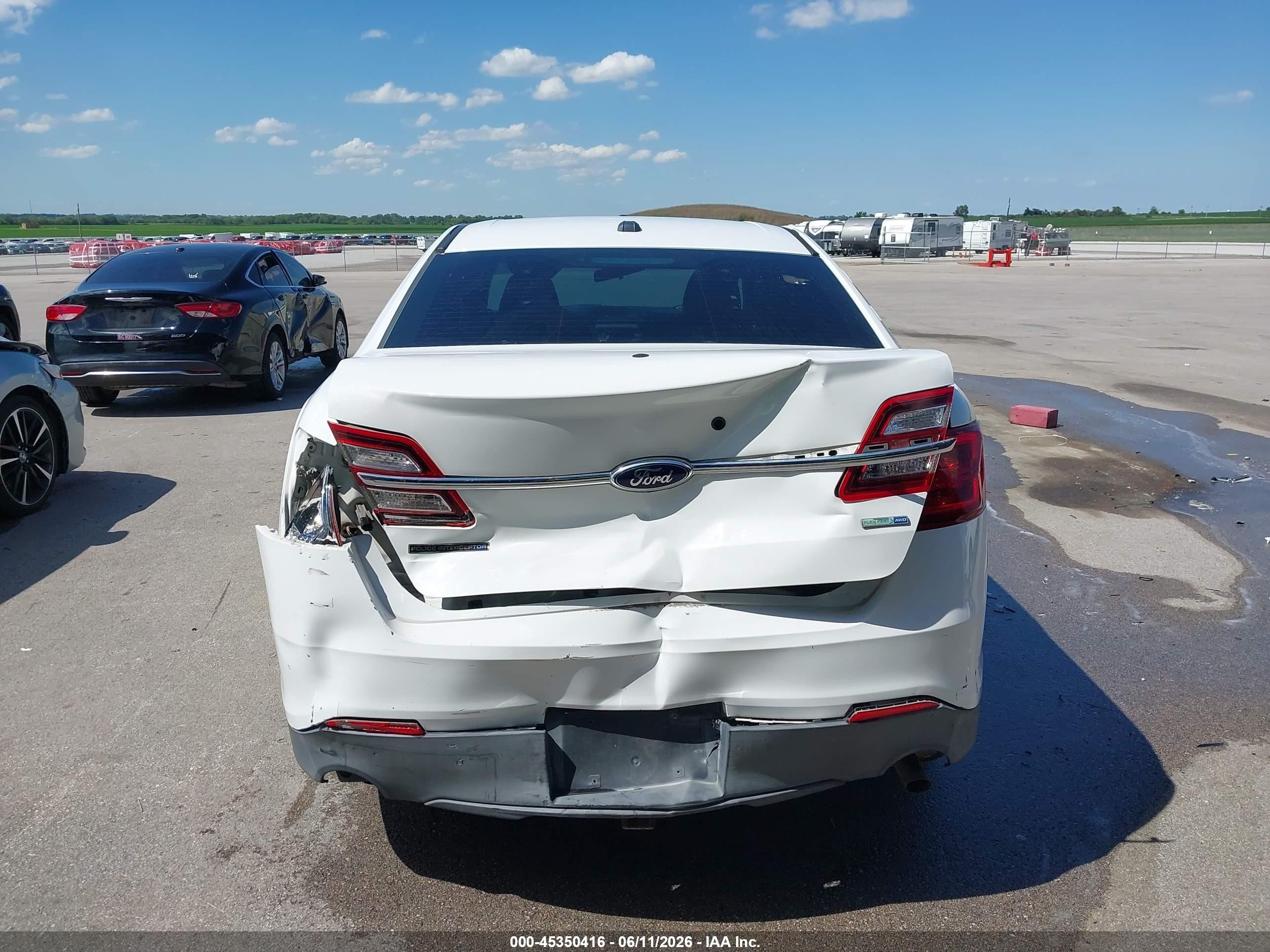 2014 Ford Police Interceptor   Белый vin: 1FAHP2MKXEG166472