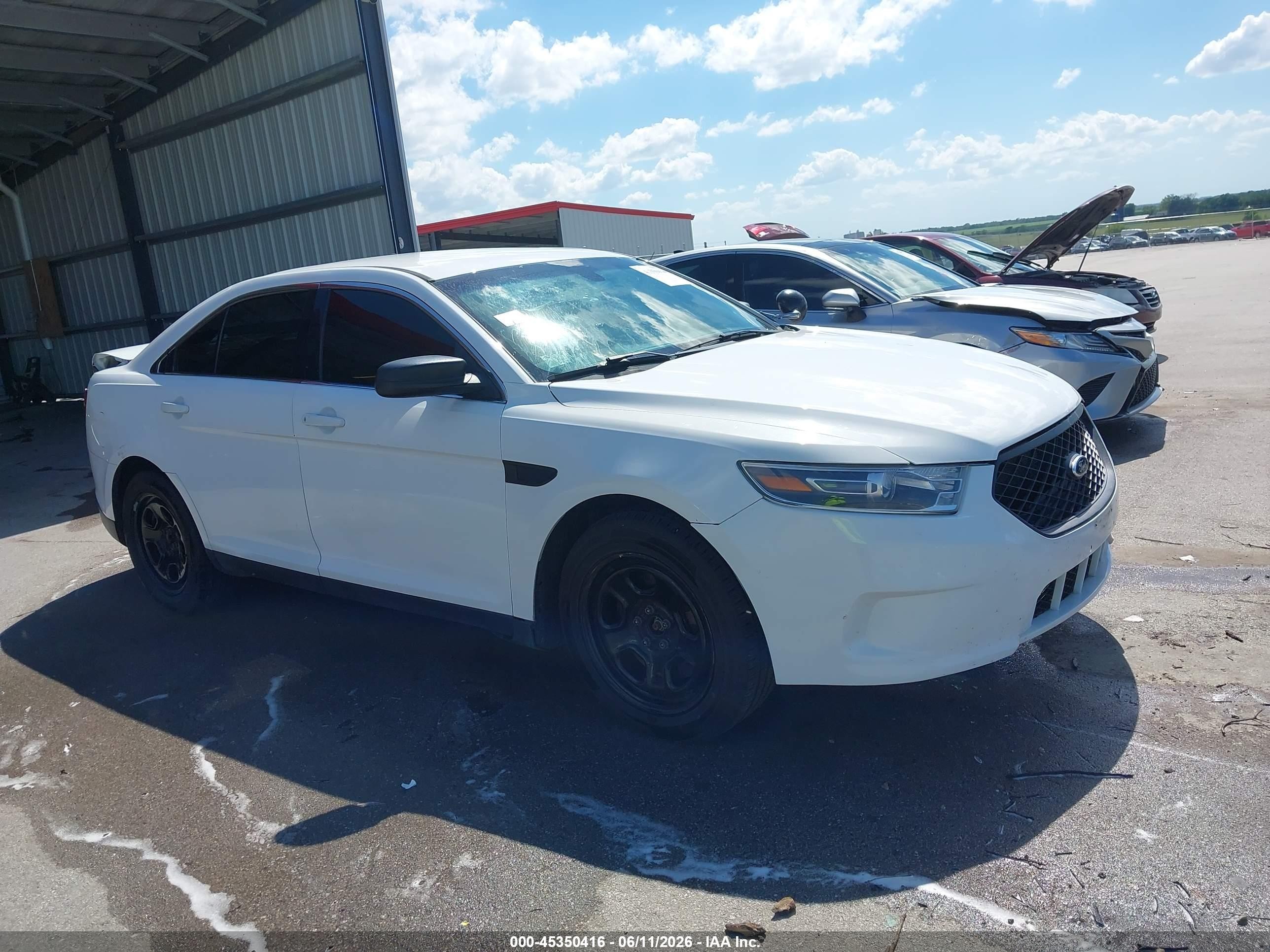 2014 Ford Police Interceptor   Белый vin: 1FAHP2MKXEG166472