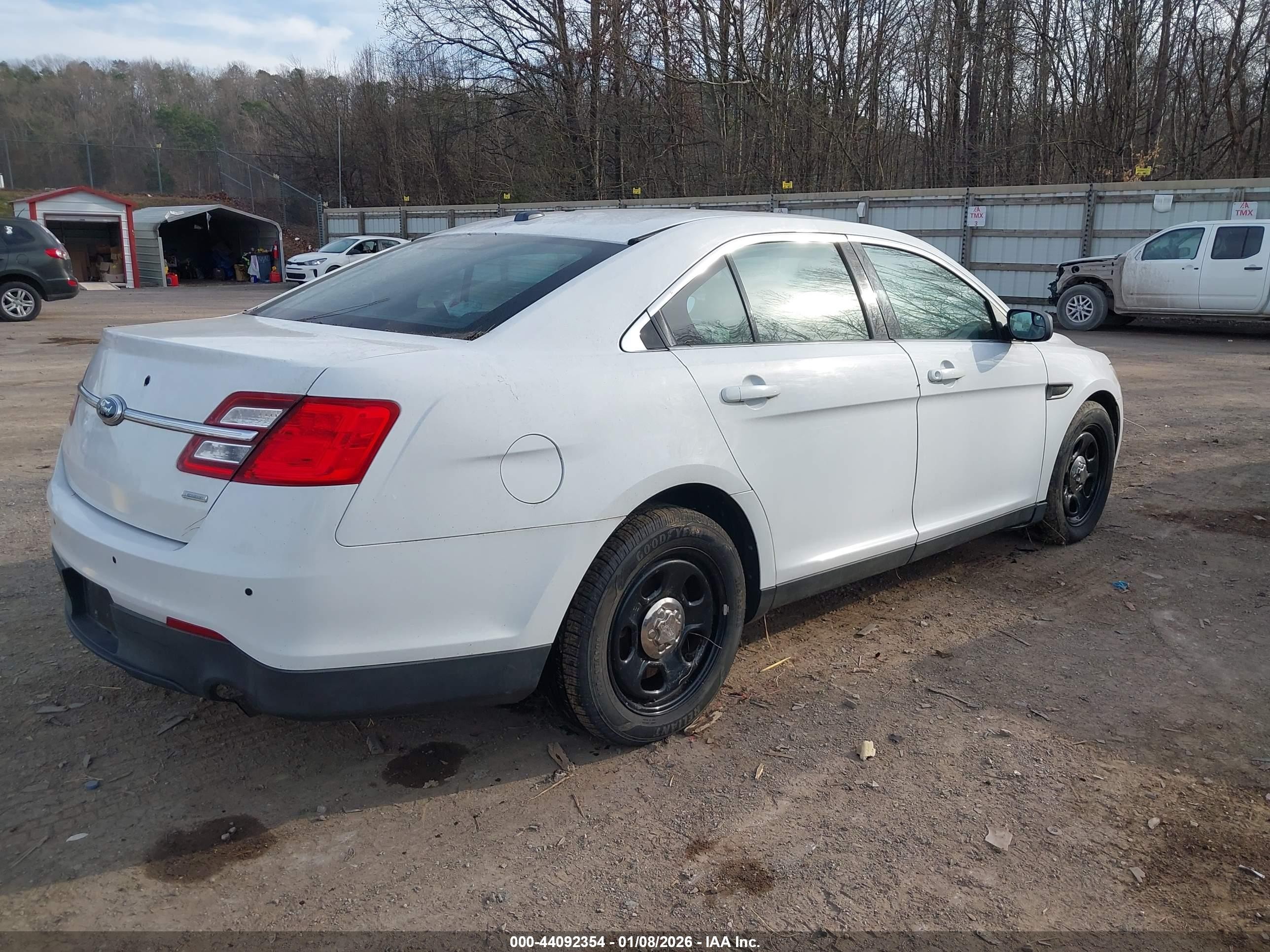 2014 Ford Police Interceptor   Белый vin: 1FAHP2MT5EG155159