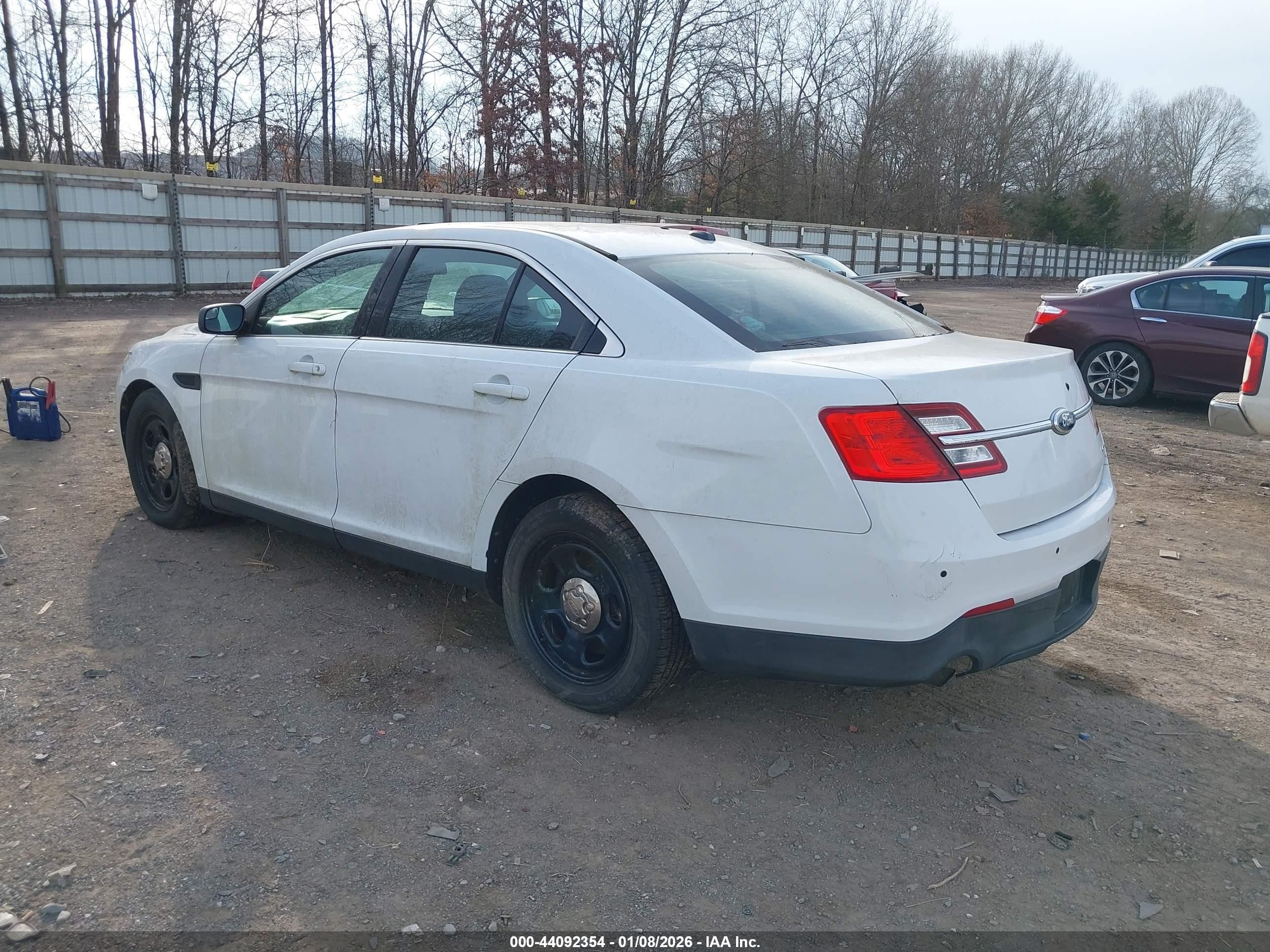 2014 Ford Police Interceptor   Белый vin: 1FAHP2MT5EG155159