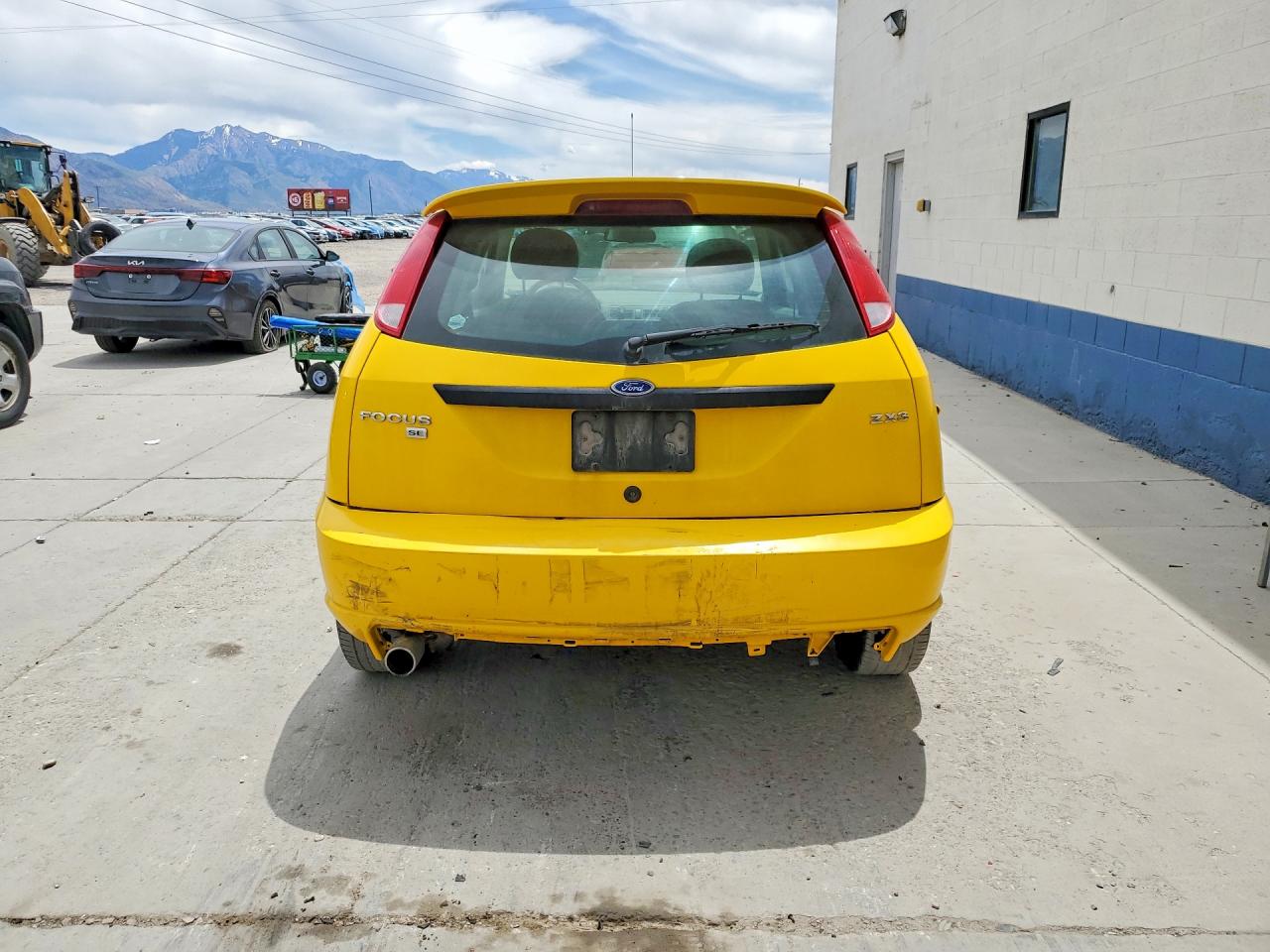 2006 Ford Focus Zx3 Yellow vin: 1FAHP31N76W223416