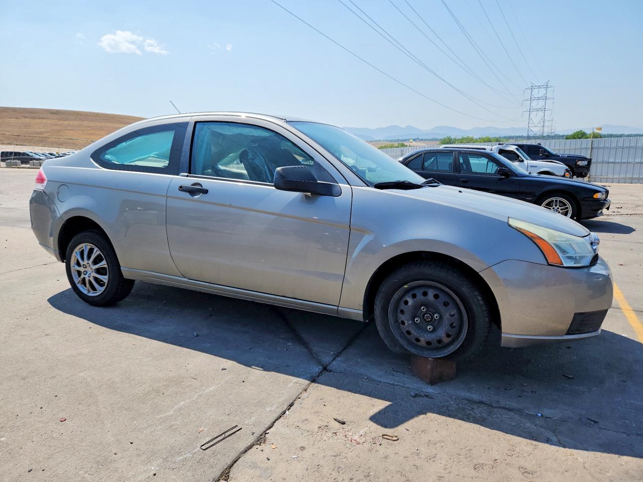 2008 Ford Focus Серебряный vin: 1FAHP32N28W231604