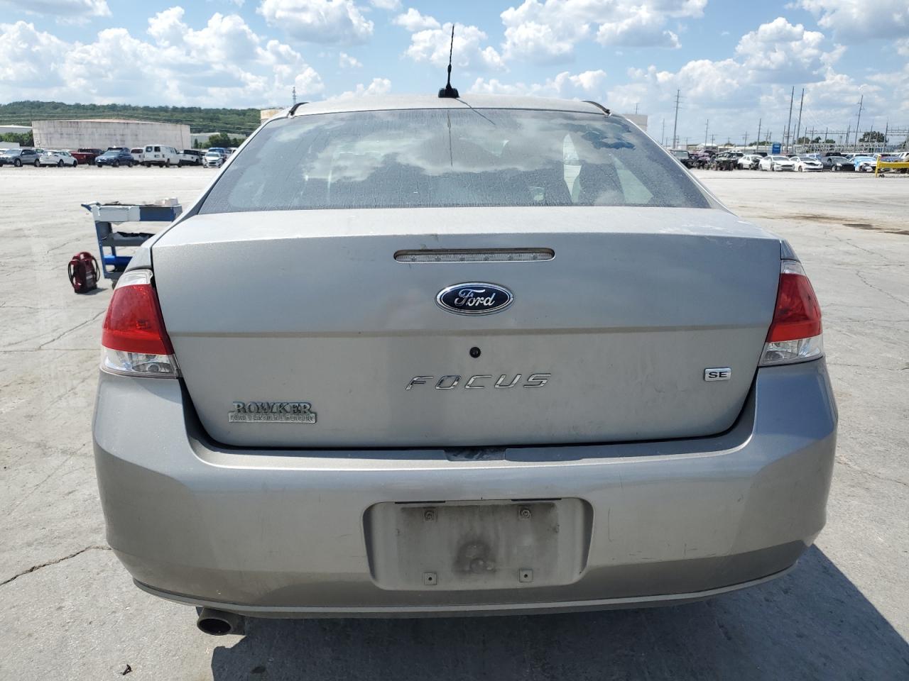 2008 Ford Focus Se Silver vin: 1FAHP33N58W207053