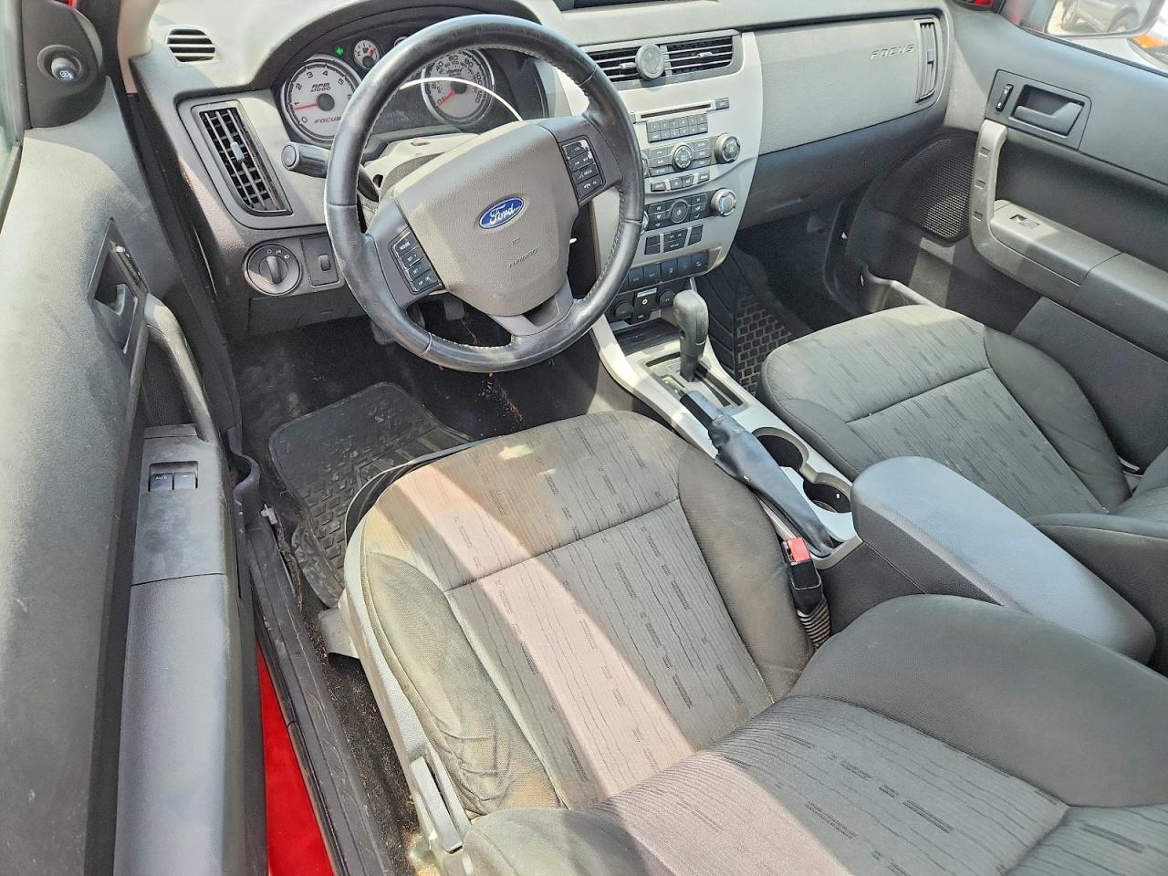 2008 Ford Focus Se Красный vin: 1FAHP33N58W257886