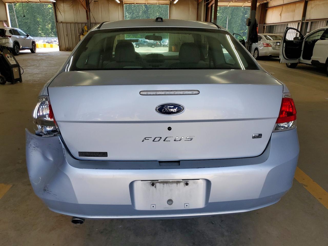 2008 Ford Focus Se Silver vin: 1FAHP33NX8W112908