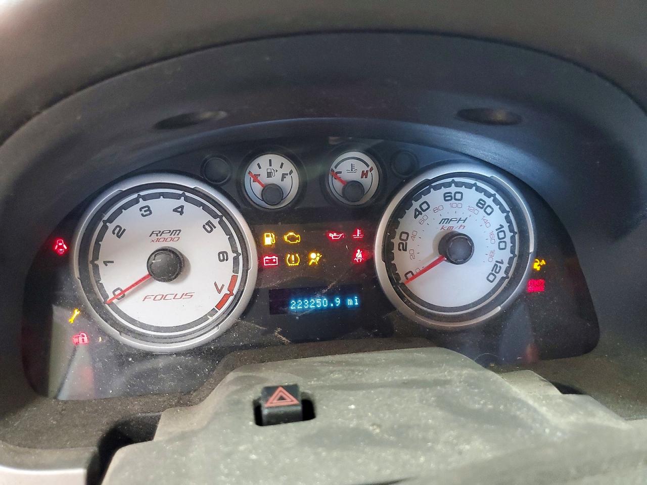 2008 Ford Focus Se Silver vin: 1FAHP33NX8W112908