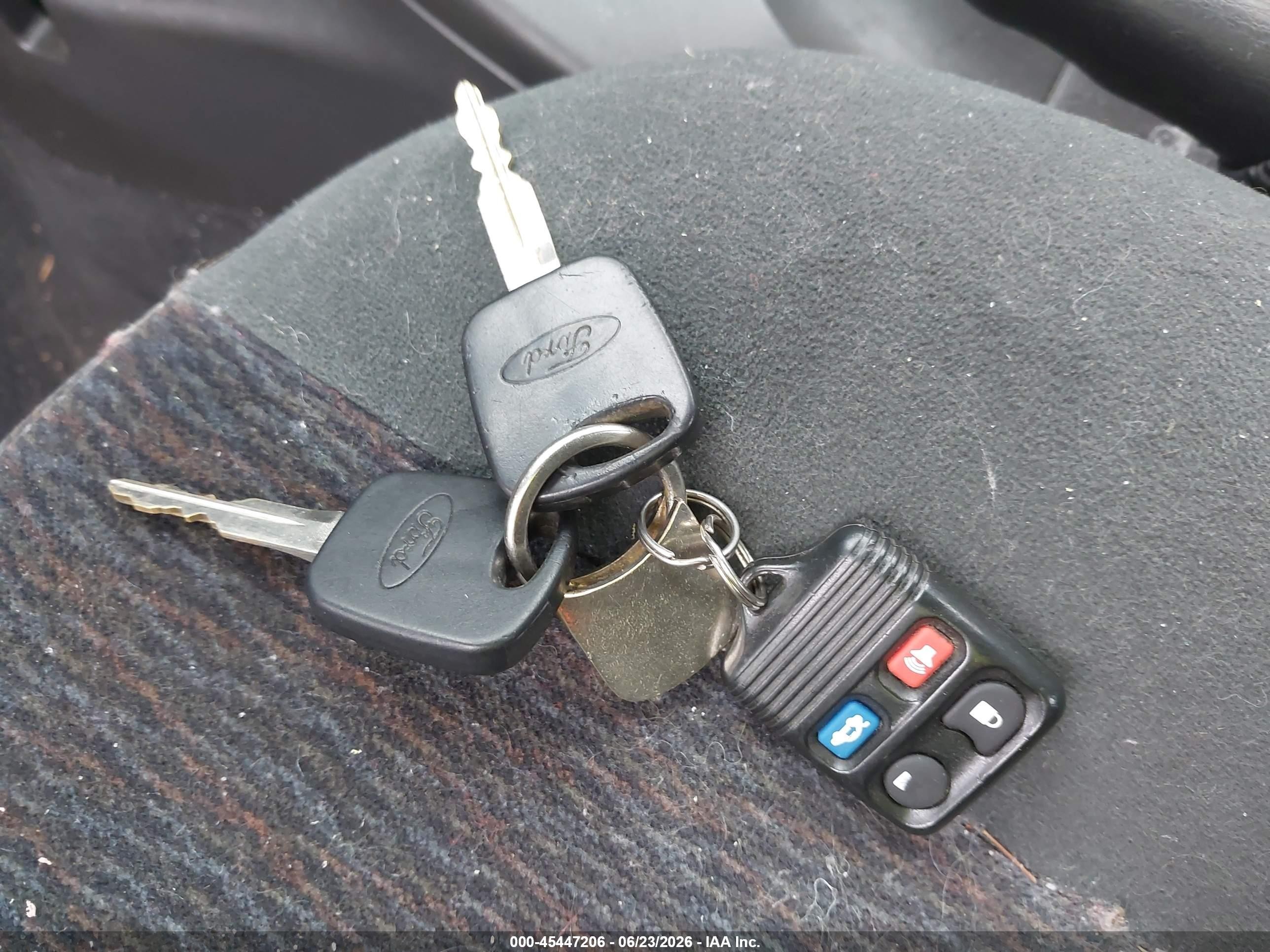 2000 Ford Focus Se Красный vin: 1FAHP343XYW183250
