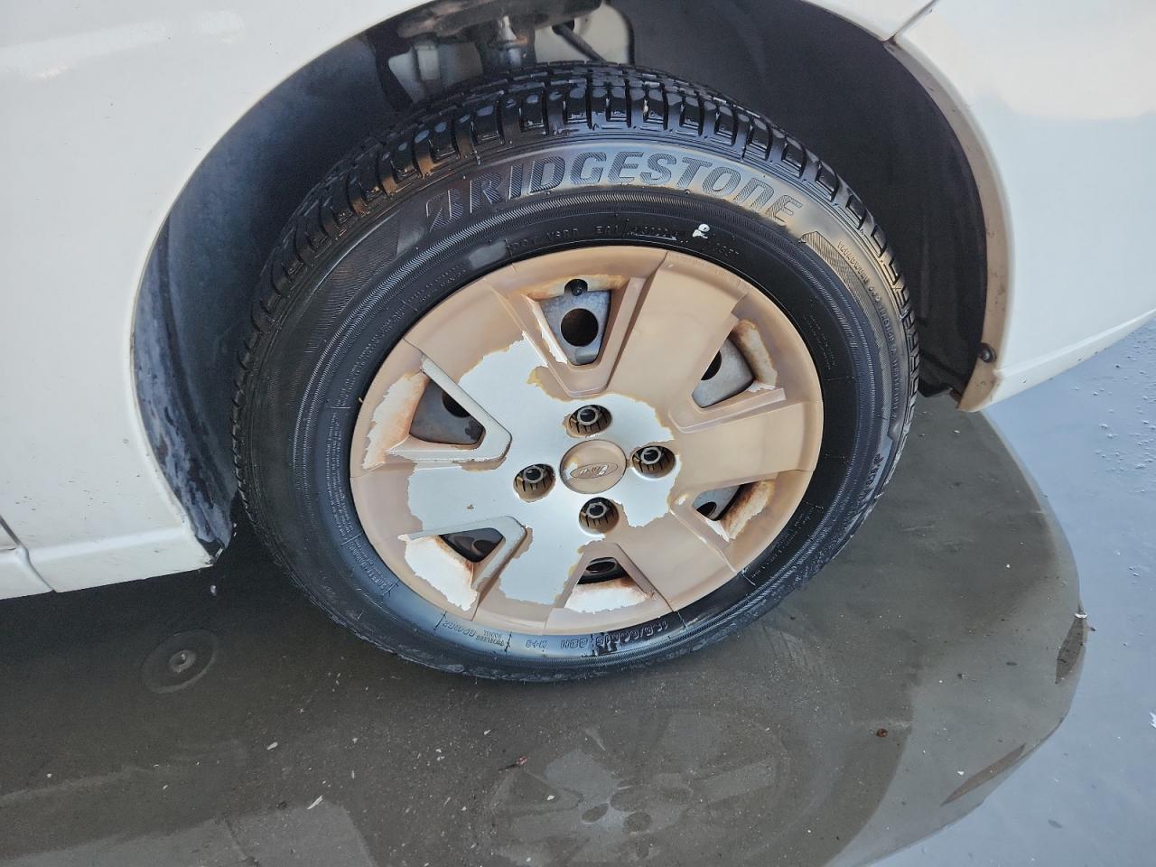2007 Ford Focus Zx4 White vin: 1FAHP34N47W323163 Damage: Right Front Wheel Cover, Peeling, > 12 Inches