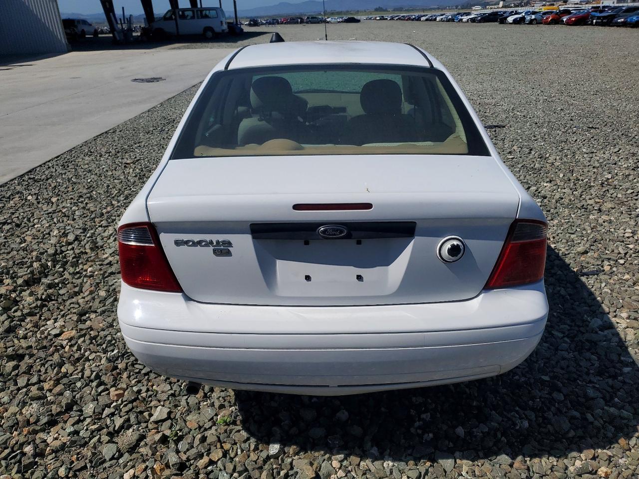 2007 Ford Focus Zx4 White vin: 1FAHP34N47W323163