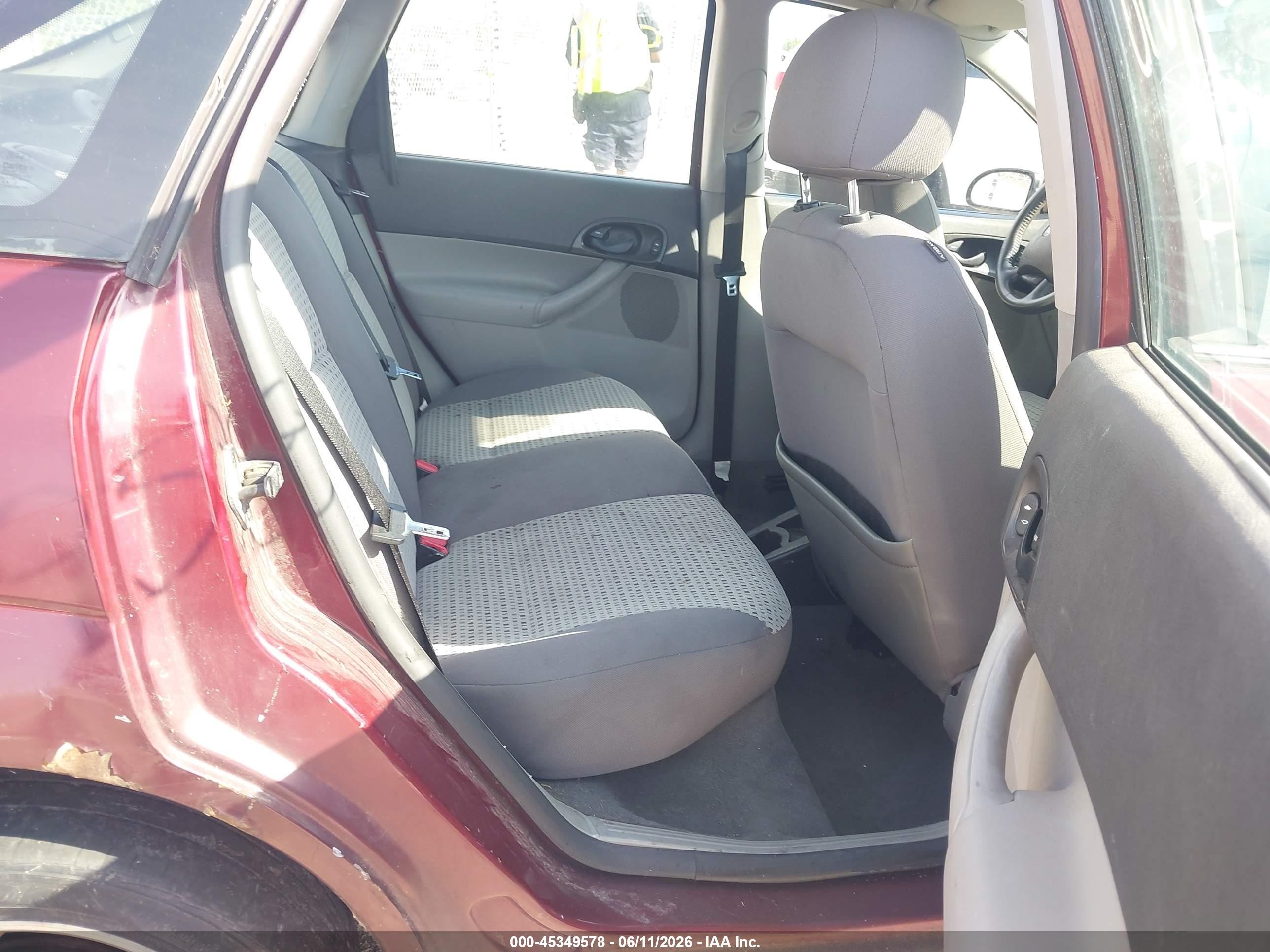 2007 Ford Focus S/se/ses Red vin: 1FAHP34N57W196875