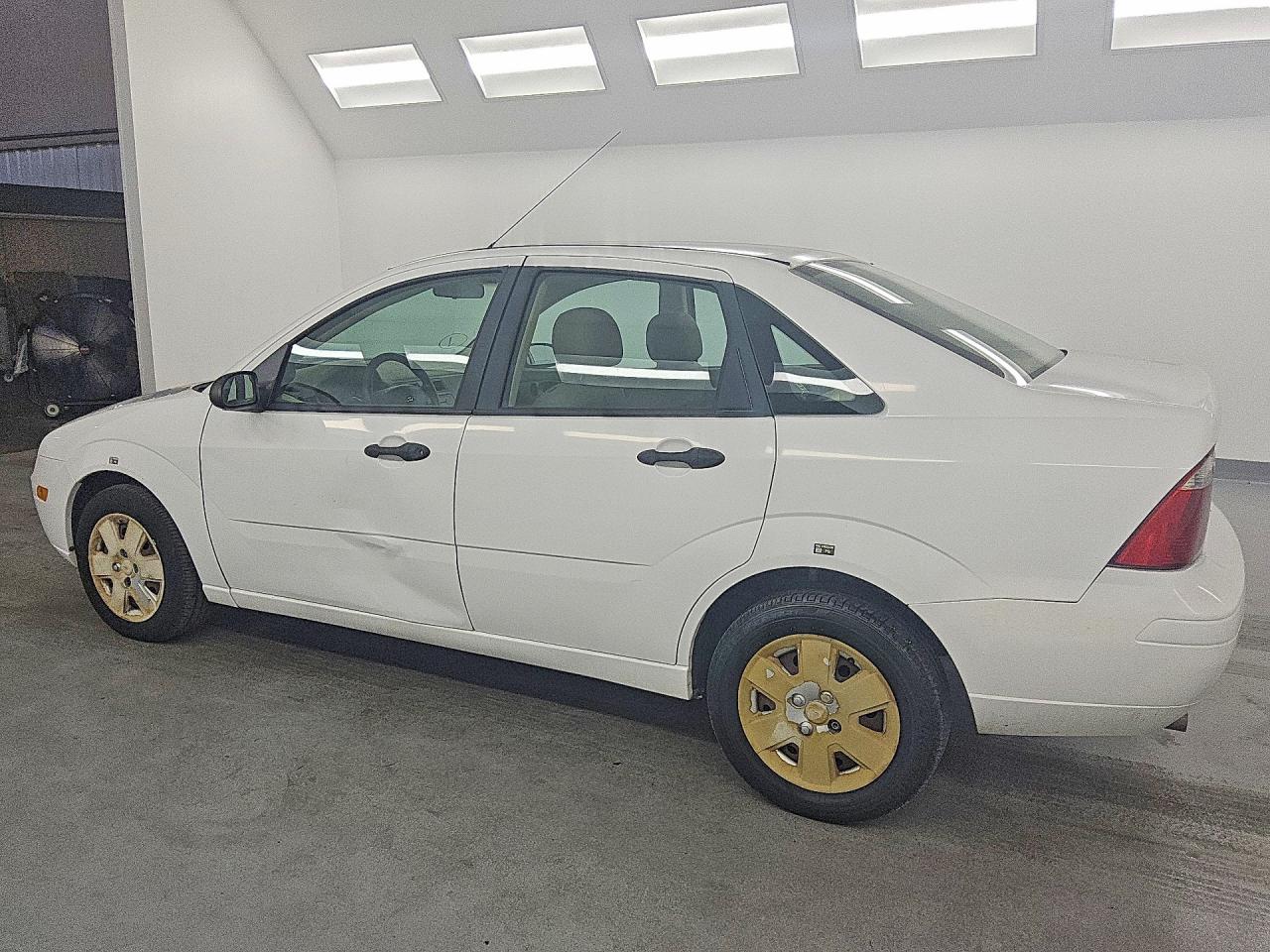 2007 Ford Focus Zx4 White vin: 1FAHP34N67W323181