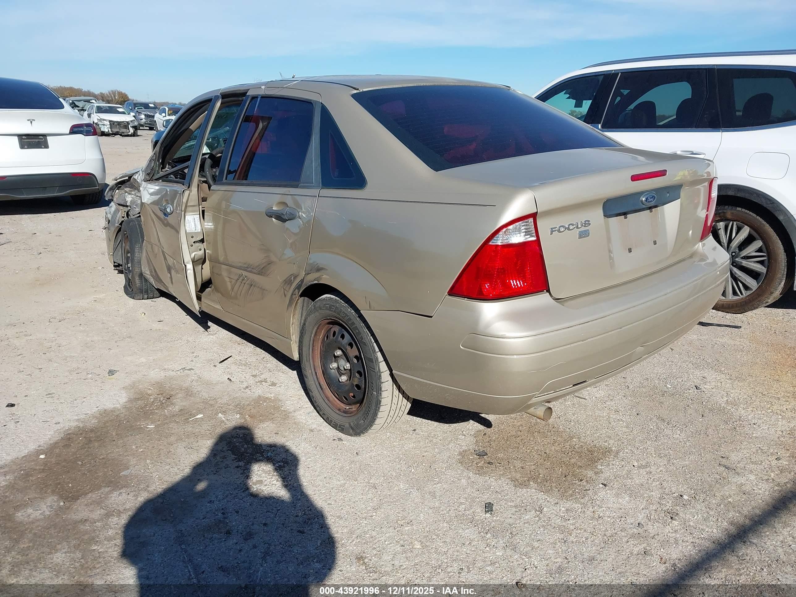 2007 Ford Focus S/se/ses Gold vin: 1FAHP34N87W173736