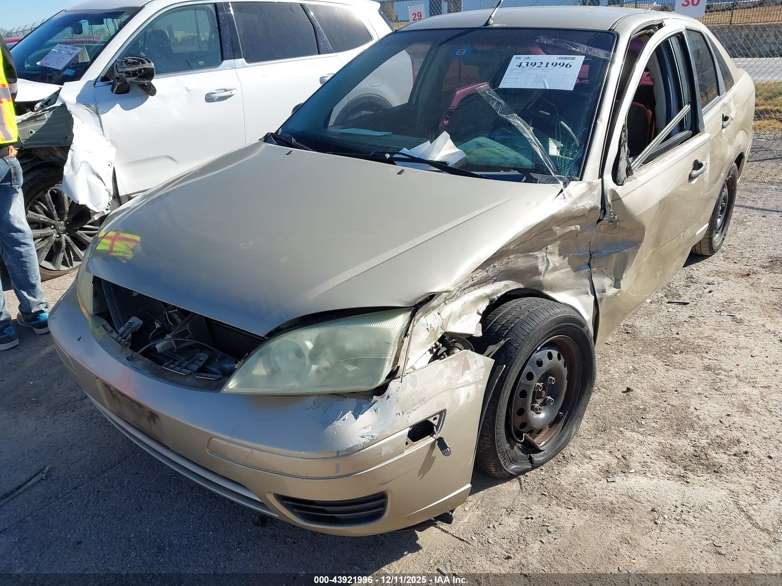 2007 Ford Focus S/se/ses Gold vin: 1FAHP34N87W173736