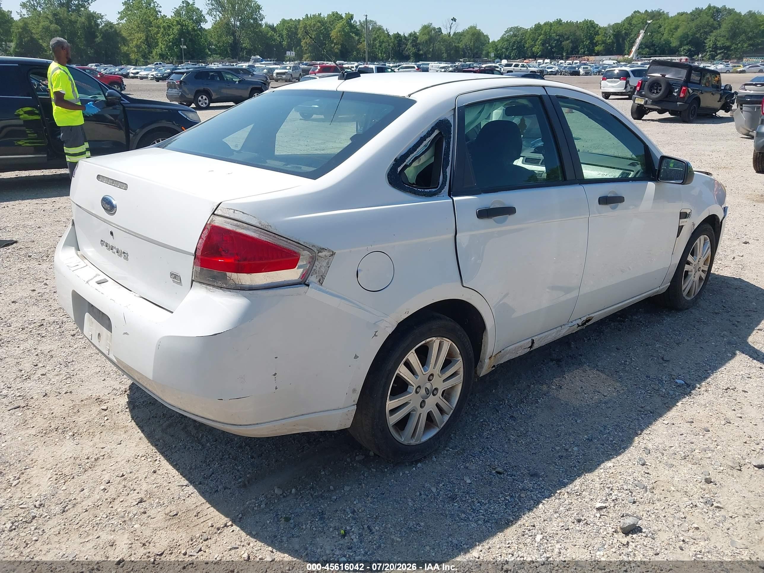 2008 Ford Focus Se/ses White vin: 1FAHP35N08W261132