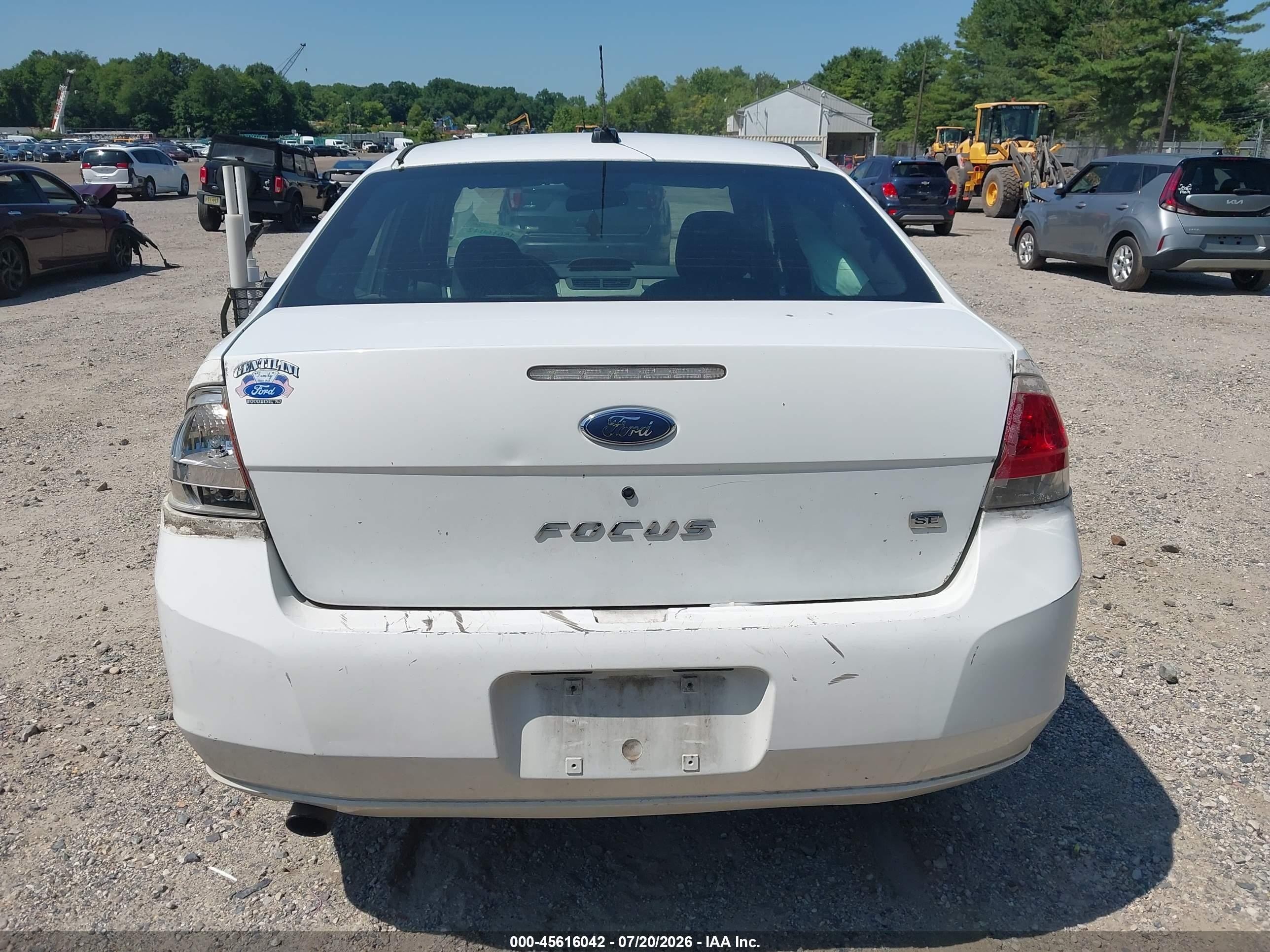 2008 Ford Focus Se/ses White vin: 1FAHP35N08W261132