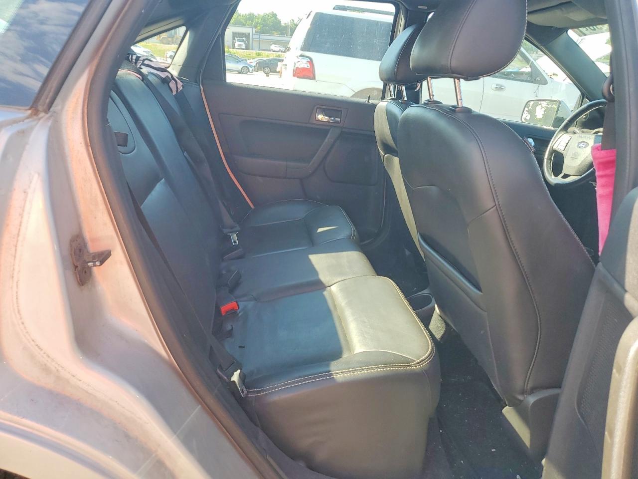 2008 Ford Focus Se Silver vin: 1FAHP35N08W281574